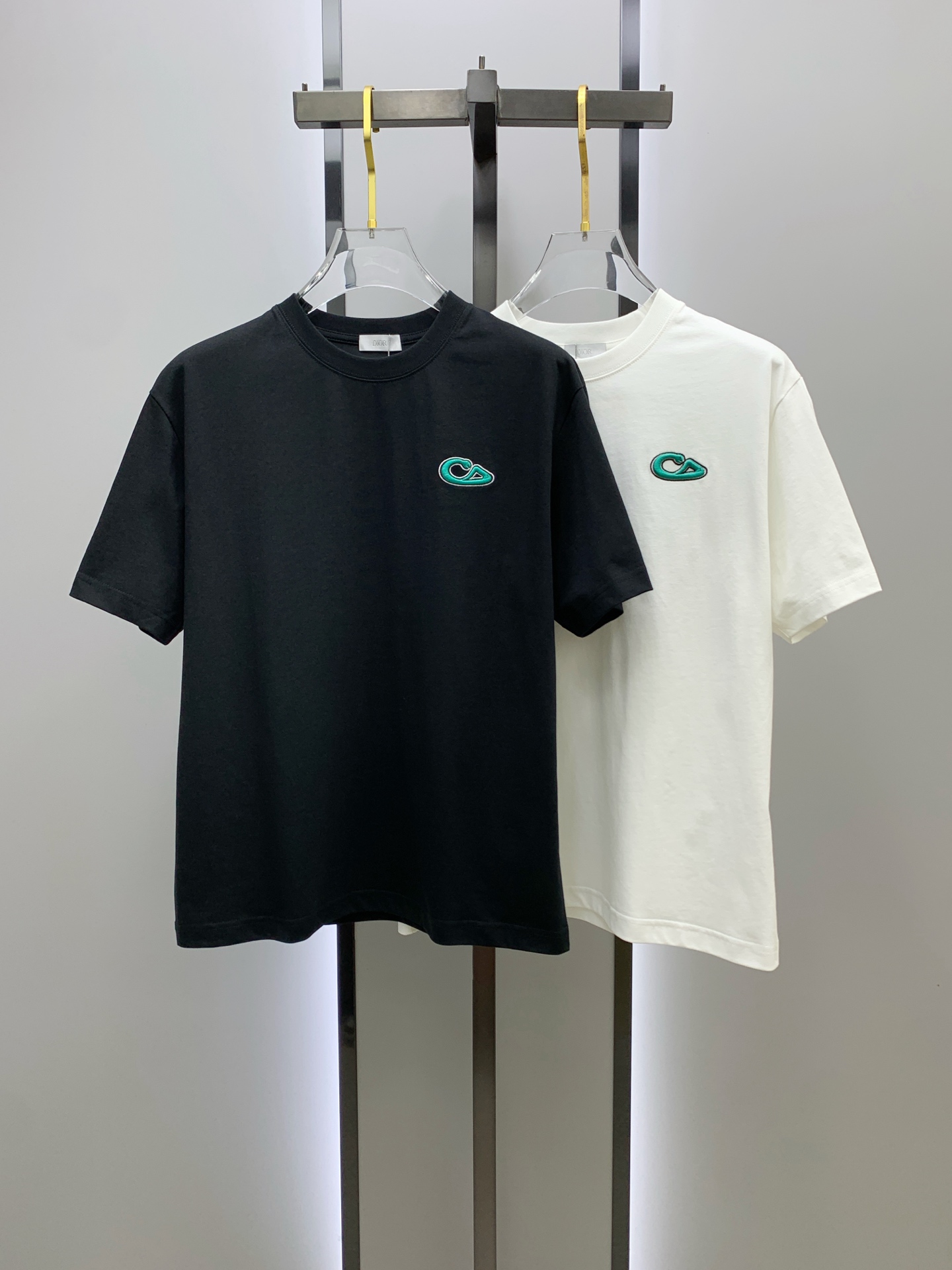 NO:141847,Ss Dior cotton latest fabric!  Classic logo pattern logo stylish simple trendy short sleeves, the top quality counter original single short sleeves, the top-level production process imported fabric, the unique design of the counter model, using imported high-end customized fabrics. The official website is on sale!  Excellent fabric style, size M-3XL, dior, T-shirt, alexander wang19860909ss迪奥纯棉最新面料！经典标识图案logo时尚简约潮流短袖,最顶级的品质专柜原单短袖,顶级制作工艺进口面料,专柜款独特设计,采用进口高端订制面料.官网在售！面料版型超赞 码数M-3XL,,dior,T-shirt,alexander wang,Men's clothing