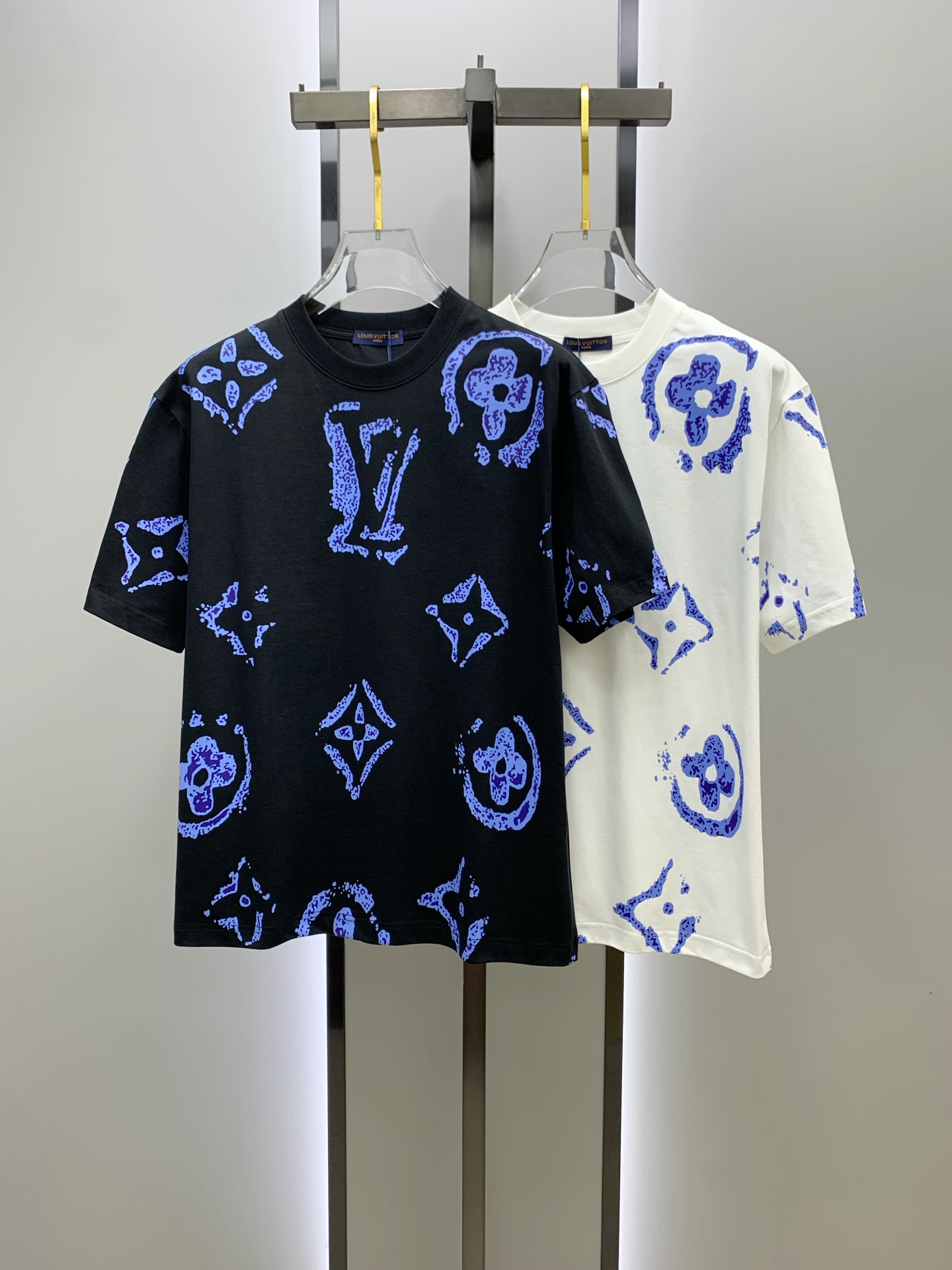 NO:141850,The latest fabric of ssLV pure cotton!  Classic logo pattern logo stylish simple trendy short sleeves, the top quality counter original single short sleeves, the top-level production process imported fabric, the unique design of the counter model, using imported high-end customized fabrics. The official website is on sale!  Excellent fabric style, size M-3XL, louis vuitton, T-shirt, alexander wang19860909ssLV纯棉最新面料！经典标识图案logo时尚简约潮流短袖,最顶级的品质专柜原单短袖,顶级制作工艺进口面料,专柜款独特设计,采用进口高端订制面料.官网在售！面料版型超赞 码数M-3XL,,louis vuitton,T-shirt,alexander wang,Men's clothing