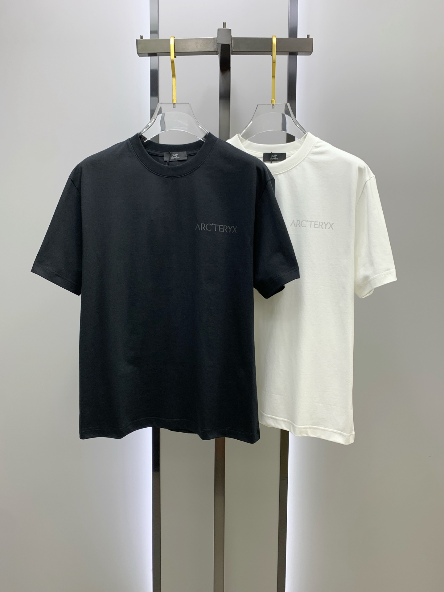 NO:141853,The latest fabric of ss Archaeopteryx pure cotton!  Classic logo pattern logo stylish simple trendy short sleeves, the top quality counter original single short sleeves, the top-level production process imported fabric, the unique design of the counter model, using imported high-end customized fabrics. The official website is on sale!  Excellent fabric style, size M-3XL, arc'teryx, T-shirt, alexander wang19860909ss始祖鸟纯棉最新面料！经典标识图案logo时尚简约潮流短袖,最顶级的品质专柜原单短袖,顶级制作工艺进口面料,专柜款独特设计,采用进口高端订制面料.官网在售！面料版型超赞 码数M-3XL,arc'teryx,T-shirt,alexander wang,Men's clothing