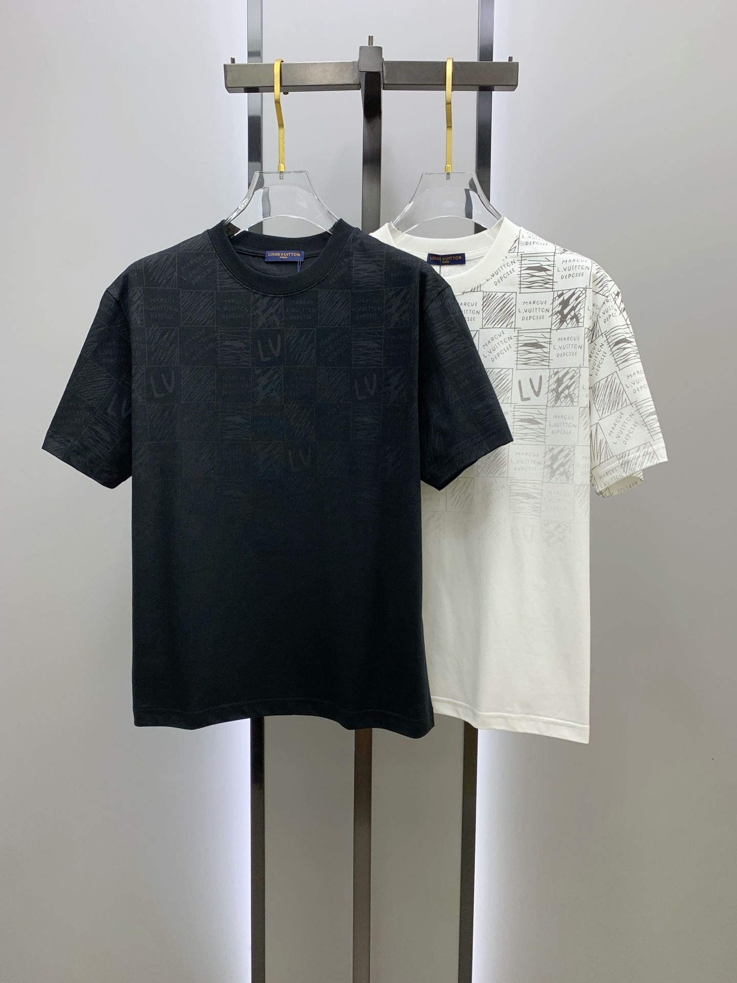 NO:141856,The latest fabric of ssLV pure cotton!  Classic logo pattern logo stylish simple trendy short sleeves, the top quality counter original single short sleeves, the top-level production process imported fabric, the unique design of the counter model, using imported high-end customized fabrics. The official website is on sale!  Excellent fabric style, size M-3XL, louis vuitton, T-shirt, alexander wang19860909ssLV纯棉最新面料！经典标识图案logo时尚简约潮流短袖,最顶级的品质专柜原单短袖,顶级制作工艺进口面料,专柜款独特设计,采用进口高端订制面料.官网在售！面料版型超赞 码数M-3XL,,louis vuitton,T-shirt,alexander wang,Men's clothing