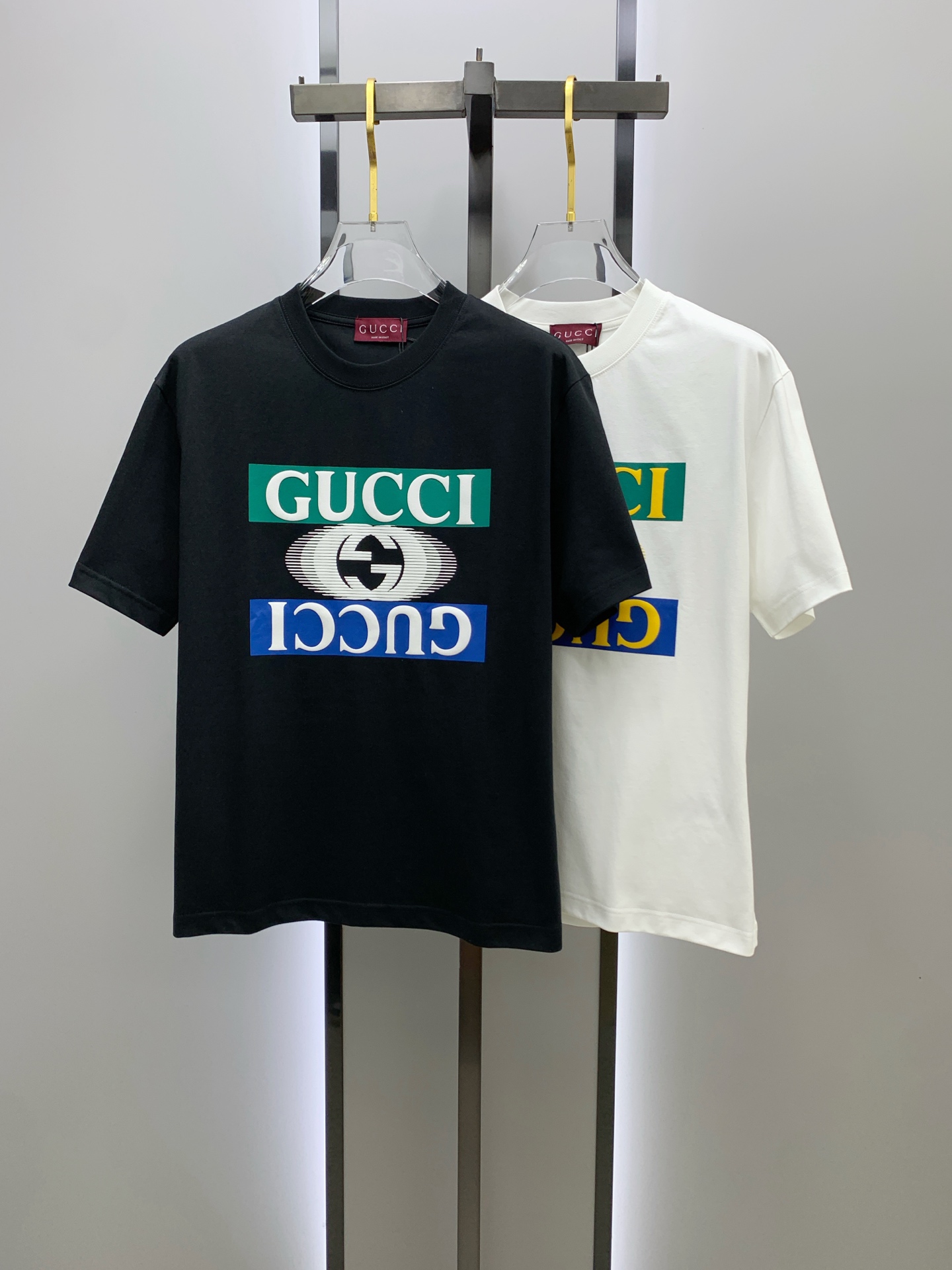 NO:141859,The latest fabric of ss Gucci pure cotton!  Classic logo pattern logo stylish simple trendy short sleeves, the top quality counter original single short sleeves, the top-level production process imported fabric, the unique design of the counter model, using imported high-end customized fabrics. The official website is on sale!  Excellent fabric style, size M-3XL, gucci, T-shirt, alexander wang19860909ss古驰纯棉最新面料！经典标识图案logo时尚简约潮流短袖,最顶级的品质专柜原单短袖,顶级制作工艺进口面料,专柜款独特设计,采用进口高端订制面料.官网在售！面料版型超赞 码数M-3XL,,gucci,T-shirt,alexander wang,Men's clothing