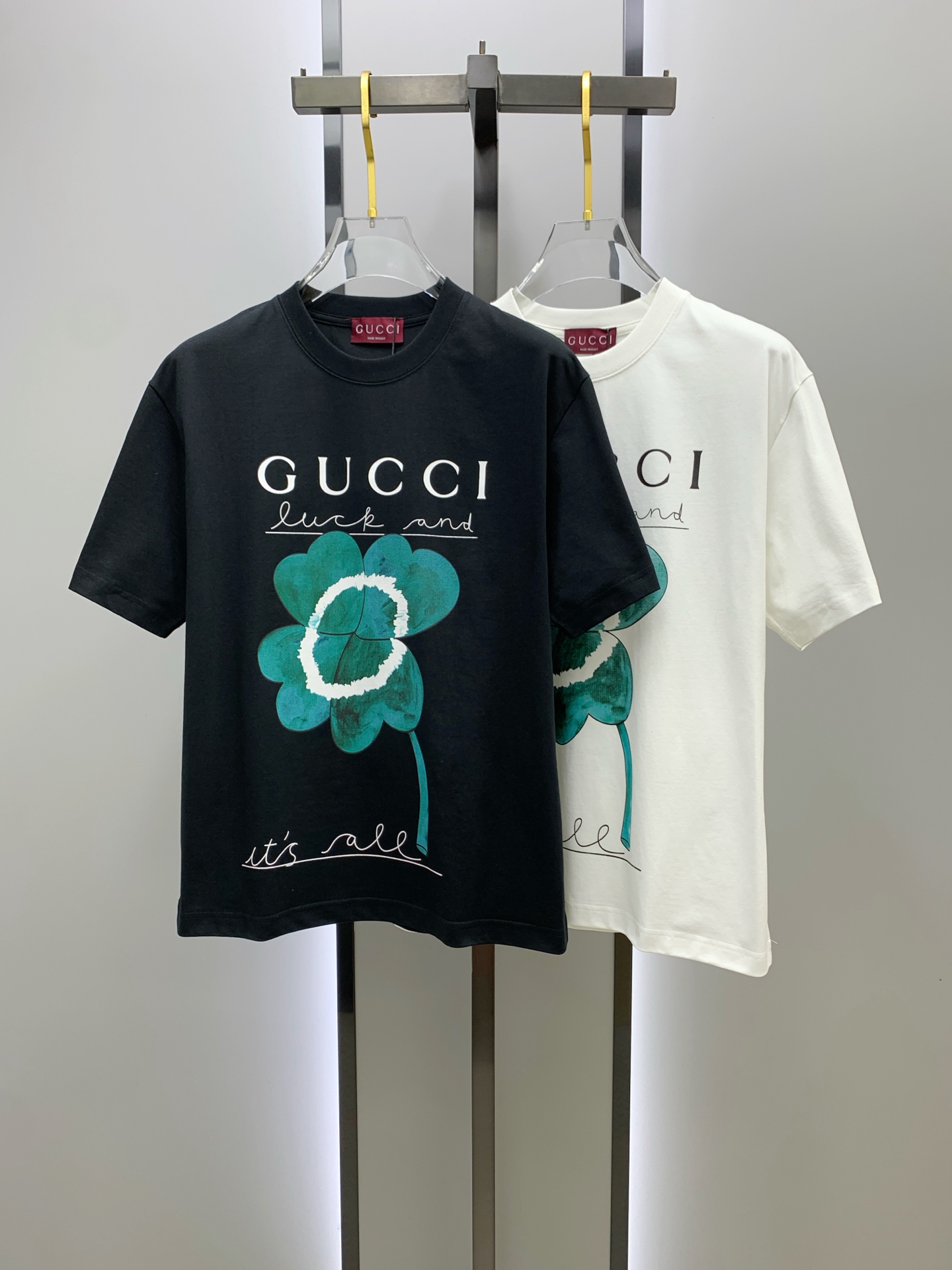 NO:141865,The latest fabric of ss Gucci pure cotton!  Classic logo pattern logo stylish simple trendy short sleeves, the top quality counter original single short sleeves, the top-level production process imported fabric, the unique design of the counter model, using imported high-end customized fabrics. The official website is on sale!  Excellent fabric style, size M-3XL, gucci, T-shirt, alexander wang19860909ss古驰纯棉最新面料！经典标识图案logo时尚简约潮流短袖,最顶级的品质专柜原单短袖,顶级制作工艺进口面料,专柜款独特设计,采用进口高端订制面料.官网在售！面料版型超赞 码数M-3XL,,gucci,T-shirt,alexander wang,Men's clothing