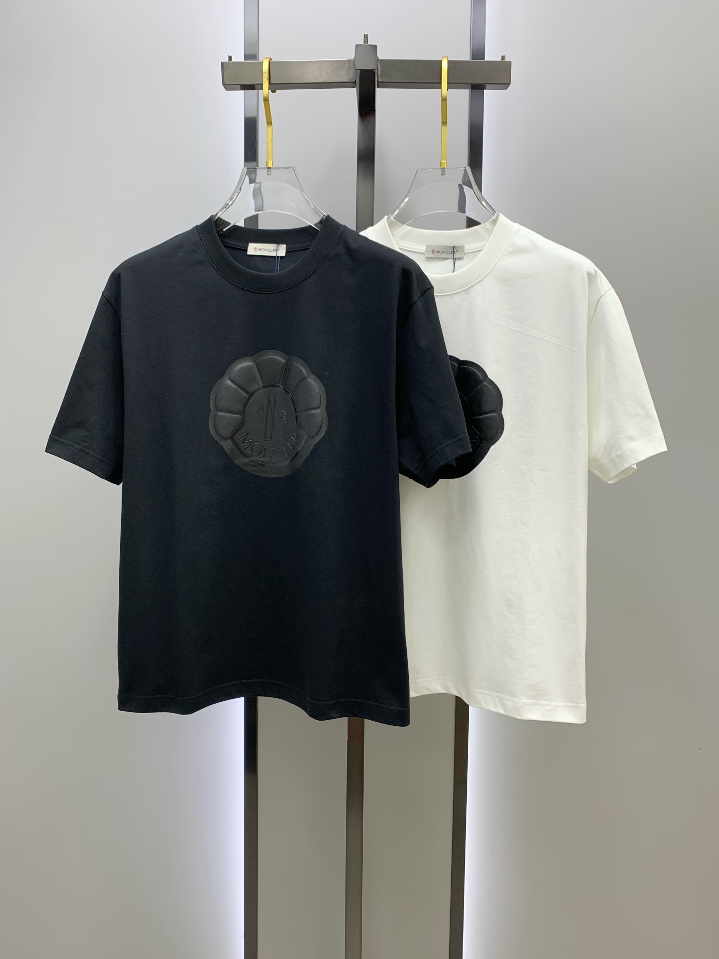 NO:141840,The latest fabric of ss masked pure cotton!  Classic logo pattern logo stylish simple trendy short sleeves, the top quality counter original single short sleeves, the top-level production process imported fabric, the unique design of the counter model, using imported high-end customized fabrics. The official website is on sale!  Excellent fabric style, M-3XL, Moncler, T-shirt, alexander wang19860909ss蒙口纯棉最新面料！经典标识图案logo时尚简约潮流短袖,最顶级的品质专柜原单短袖,顶级制作工艺进口面料,专柜款独特设计,采用进口高端订制面料.官网在售！面料版型超赞 码数M-3XL,,Moncler,T-shirt,alexander wang,Men's clothing