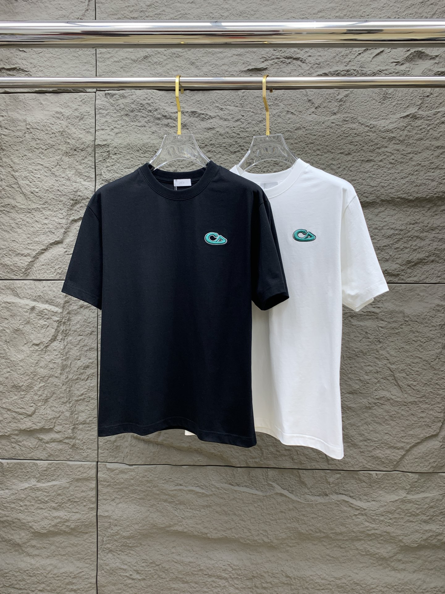 NO:517050,Ss Dior pure cotton latest fabric, classic logo, logo, fashionable, simple and trendy short sleeves, the top quality counter original single short sleeves, top production craft imported fabrics, unique design of the counter model, using imported high-end customized fabrics. The official website is on sale!  Excellent fabric fit, size..Black and white M-3XL,,dior,T-shirt,alexander wang19860909ss迪奥纯棉最新面料经典标识图案logo时尚简约潮流短袖,最顶级的品质专柜原单短袖,顶级制作工艺进口面料,专柜款独特设计,采用进口高端订制面料.官网在售！面料版型超赞 码数..黑白色 M-3XL,,dior,T-shirt,alexander wang,Men's clothing