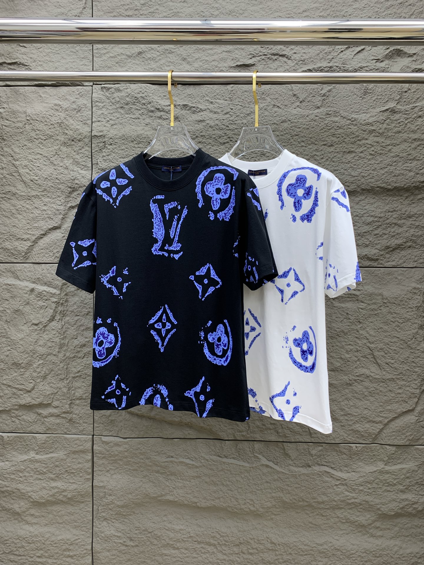 NO:517055,The latest ssLV pure cotton fabric, classic logo, logo, fashionable, simple and trendy short sleeves, the top quality counter original single short sleeves, the top production process imported fabric, the unique design of the counter model, using imported high-end customized fabrics. The official website is on sale!  Excellent fabric size..Black and white M-3XL,,louis vuitton,T-shirt,alexander wang19860909ssLV纯棉最新面料经典标识图案logo时尚简约潮流短袖,最顶级的品质专柜原单短袖,顶级制作工艺进口面料,专柜款独特设计,采用进口高端订制面料.官网在售！面料版型超赞 码数..黑白色 M-3XL,,louis vuitton,T-shirt,alexander wang,Men's clothing