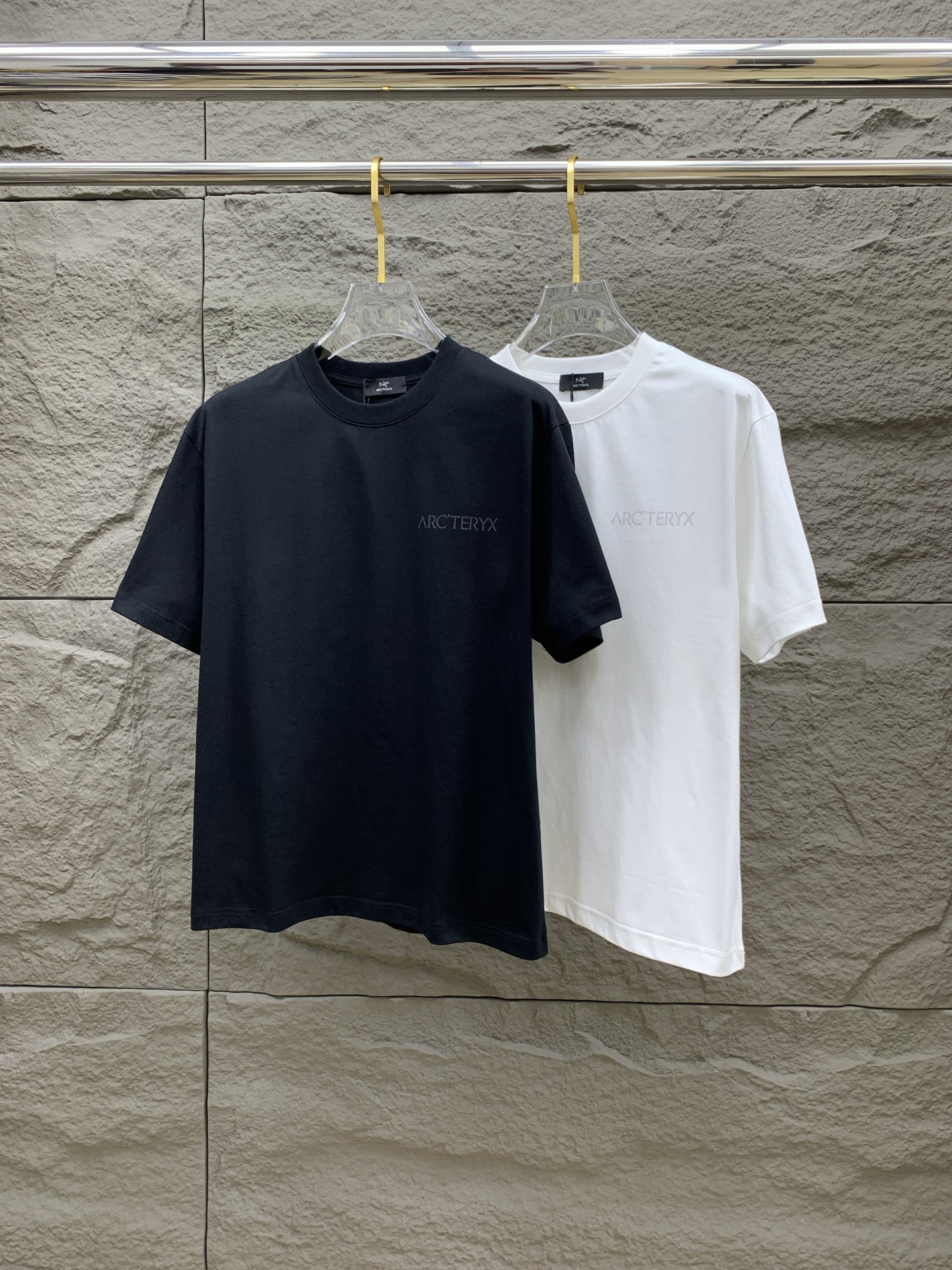 NO:517060,The latest fabric of Ss Archaeoptera pure cotton, classic logo, logo, fashionable, simple and trendy short sleeves, the top quality counter original single short sleeves, the top production process imported fabric, the unique design of the counter model, using imported high-end customized fabrics. The official website is on sale!  Fabric style, size..Black and white M-3XL,arc'teryx,T-shirt,alexander wang19860909ss始祖鸟纯棉最新面料经典标识图案logo时尚简约潮流短袖,最顶级的品质专柜原单短袖,顶级制作工艺进口面料,专柜款独特设计,采用进口高端订制面料.官网在售！面料版型超赞 码数..黑白色 M-3XL,arc'teryx,T-shirt,alexander wang,Men's clothing