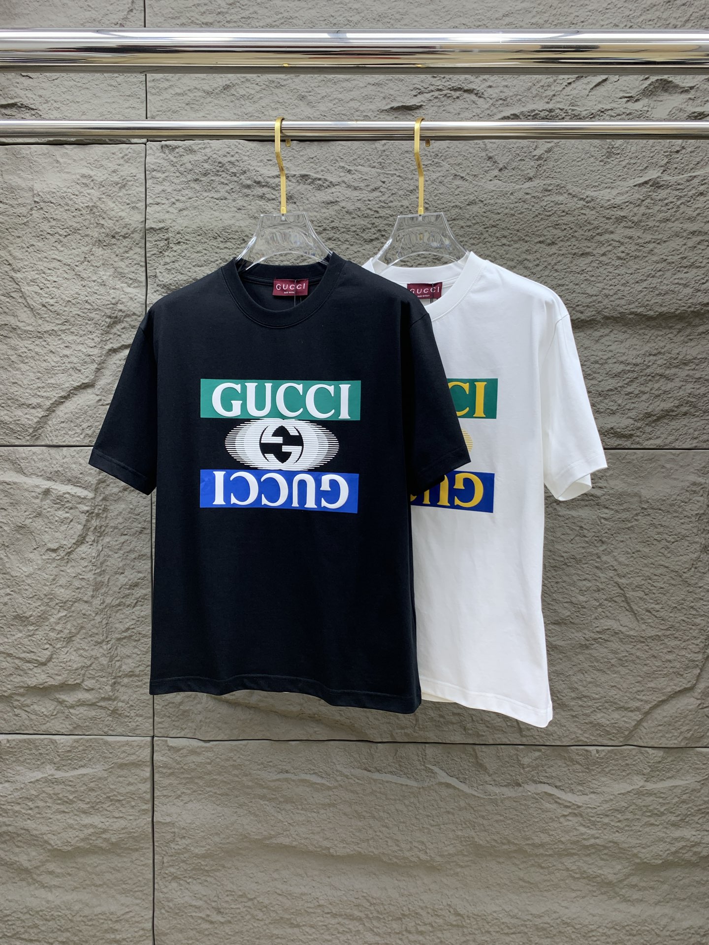 NO:517045,Ss Gucci pure cotton latest fabric classic logo pattern logo fashionable simple trendy short sleeves, top quality counter original single short sleeves, top production craft imported fabrics, unique design of counter style, using imported high-end customized fabrics. The official website is on sale!  Excellent fabric pattern, size..Black and white M-3XL, gucci, T-shirt, alexander wang19860909ss古驰纯棉最新面料经典标识图案logo时尚简约潮流短袖,最顶级的品质专柜原单短袖,顶级制作工艺进口面料,专柜款独特设计,采用进口高端订制面料.官网在售！面料版型超赞 码数..黑白色 M-3XL,,gucci,T-shirt,alexander wang,Men's clothing