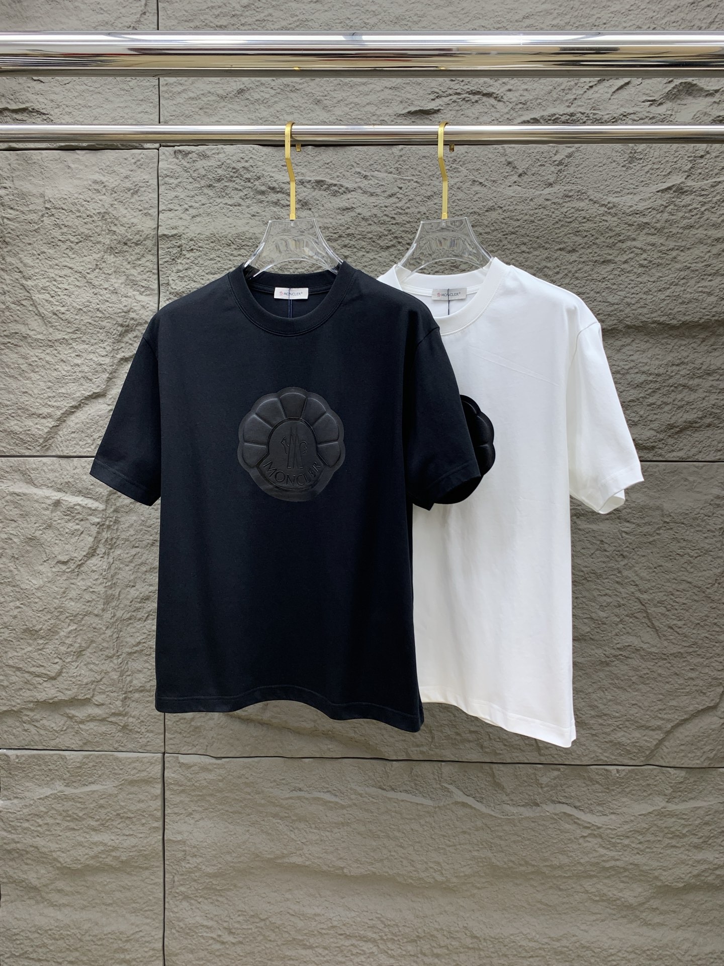 NO:517089,The latest ss masked pure cotton fabric, classic logo, fashionable simple trendy short sleeves, the top quality counter original single short sleeves, the top production process imported fabric, the unique design of the counter model, using imported high-end customized fabrics. The official website is on sale!  Excellent fabric fit, size..Black and white M-3XL, Moncler, T-shirt, alexander wang19860909ss蒙口纯棉最新面料经典标识图案logo时尚简约潮流短袖,最顶级的品质专柜原单短袖,顶级制作工艺进口面料,专柜款独特设计,采用进口高端订制面料.官网在售！面料版型超赞 码数..黑白色 M-3XL,,Moncler,T-shirt,alexander wang,Men's clothing