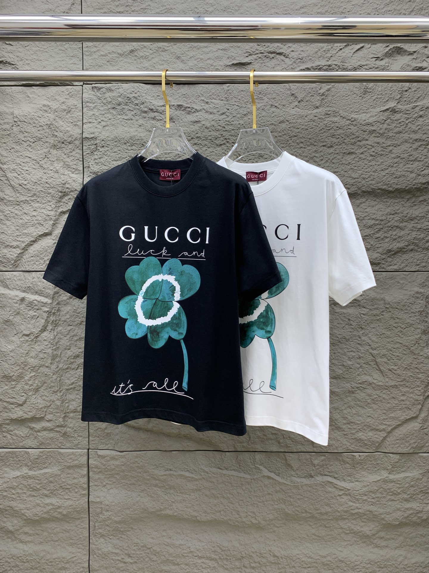 NO:517084,Ss Gucci pure cotton latest fabric classic logo pattern logo fashionable simple trendy short sleeves, top quality counter original single short sleeves, top production craft imported fabrics, unique design of counter style, using imported high-end customized fabrics. The official website is on sale!  Excellent fabric pattern, size..Black and white M-3XL, gucci, T-shirt, alexander wang19860909ss古驰纯棉最新面料经典标识图案logo时尚简约潮流短袖,最顶级的品质专柜原单短袖,顶级制作工艺进口面料,专柜款独特设计,采用进口高端订制面料.官网在售！面料版型超赞 码数..黑白色 M-3XL,,gucci,T-shirt,alexander wang,Men's clothing