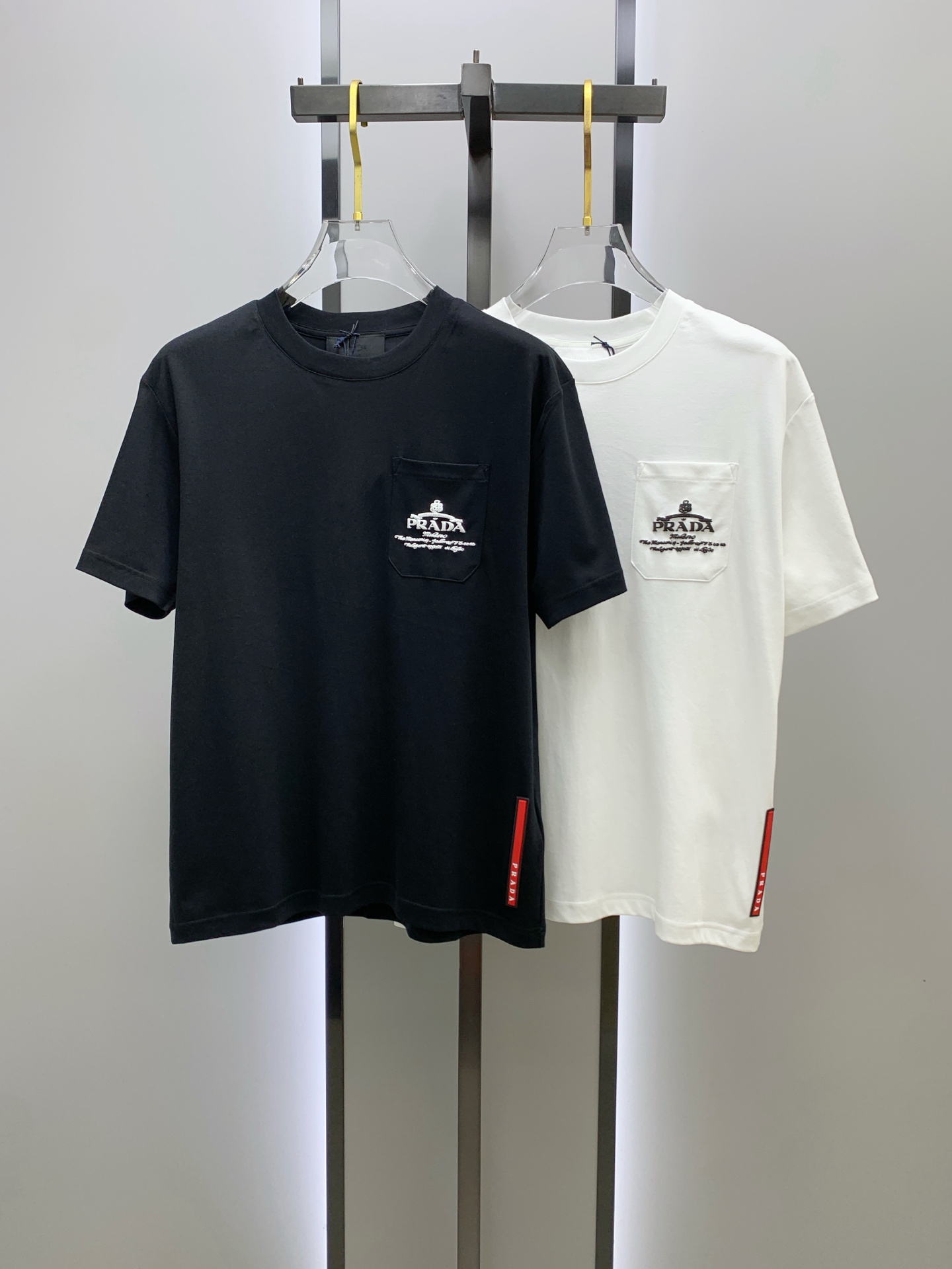 NO:145392,Prada's new short-sleeved T-shirt for men and women in spring and summer, the latest model is exclusively available on the entire network!  !  ~ It is classic and fashionable and versatile, who doesn’t like it? It will show the classic again. It is very pleasing to the eye and comes with a low luxury halo and recognition!  The traditional brand concept and modern advanced technology are perfectly combined. Coupled with the extremely modern and simple design, the exclusive logo pattern towel embroidery design!  Customized 100% imported pure cotton fabric!  The texture of this model is quite touching, the specifications and grades are known with tentacles. The degree of delicateness and breathability are top-notch!  Size M-3XL, prada, T-shirt,tees, t-shirt,alexander wang19860909普拉达2025春夏新款男女同款短袖T恤,最新款全网独家首上！！~既经典有时尚百搭,谁不爱啊,将经典再次展现,非常的耐看,自带低奢光环与辨识度！传统的品牌理念和现代化的先进技术进行了完美结合.加上极其现代摩登风范的简约设计,专属logo图案毛巾绣设计！定制百分百进口纯棉面料！此款的质感相当感人 触手便知规格档次 细腻程度与透气效果堪称顶级！尺码M-3XL,,prada,T-shirt,tees，t-shirt,alexander wang,Men's clothing