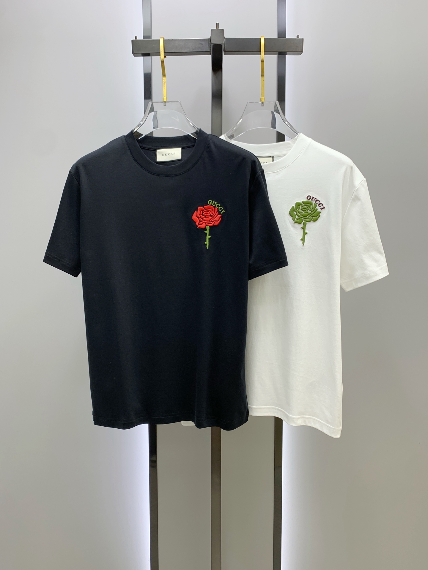 NO:145385,Gucci's new short-sleeved T-shirt for men and women in spring and summer, the latest model is exclusively available on the entire network!  !  ~ It is classic and fashionable and versatile, who doesn’t like it? It will show the classic again. It is very pleasing to the eye and comes with a low luxury halo and recognition!  The traditional brand concept and modern advanced technology are perfectly combined. Coupled with the extremely modern and simple design, the exclusive logo pattern towel embroidery design!  Customized 100% imported pure cotton fabric!  The texture of this model is quite touching, the specifications and grades are known with tentacles. The degree of delicateness and breathability are top-notch!  Size M-3XL, gucci, T-shirt,tees, t-shirt,alexander wang19860909古驰2025春夏新款男女同款短袖T恤,最新款全网独家首上！！~既经典有时尚百搭,谁不爱啊,将经典再次展现,非常的耐看,自带低奢光环与辨识度！传统的品牌理念和现代化的先进技术进行了完美结合.加上极其现代摩登风范的简约设计,专属logo图案毛巾绣设计！定制百分百进口纯棉面料！此款的质感相当感人 触手便知规格档次 细腻程度与透气效果堪称顶级！尺码M-3XL,,gucci,T-shirt,tees，t-shirt,alexander wang,Men's clothing