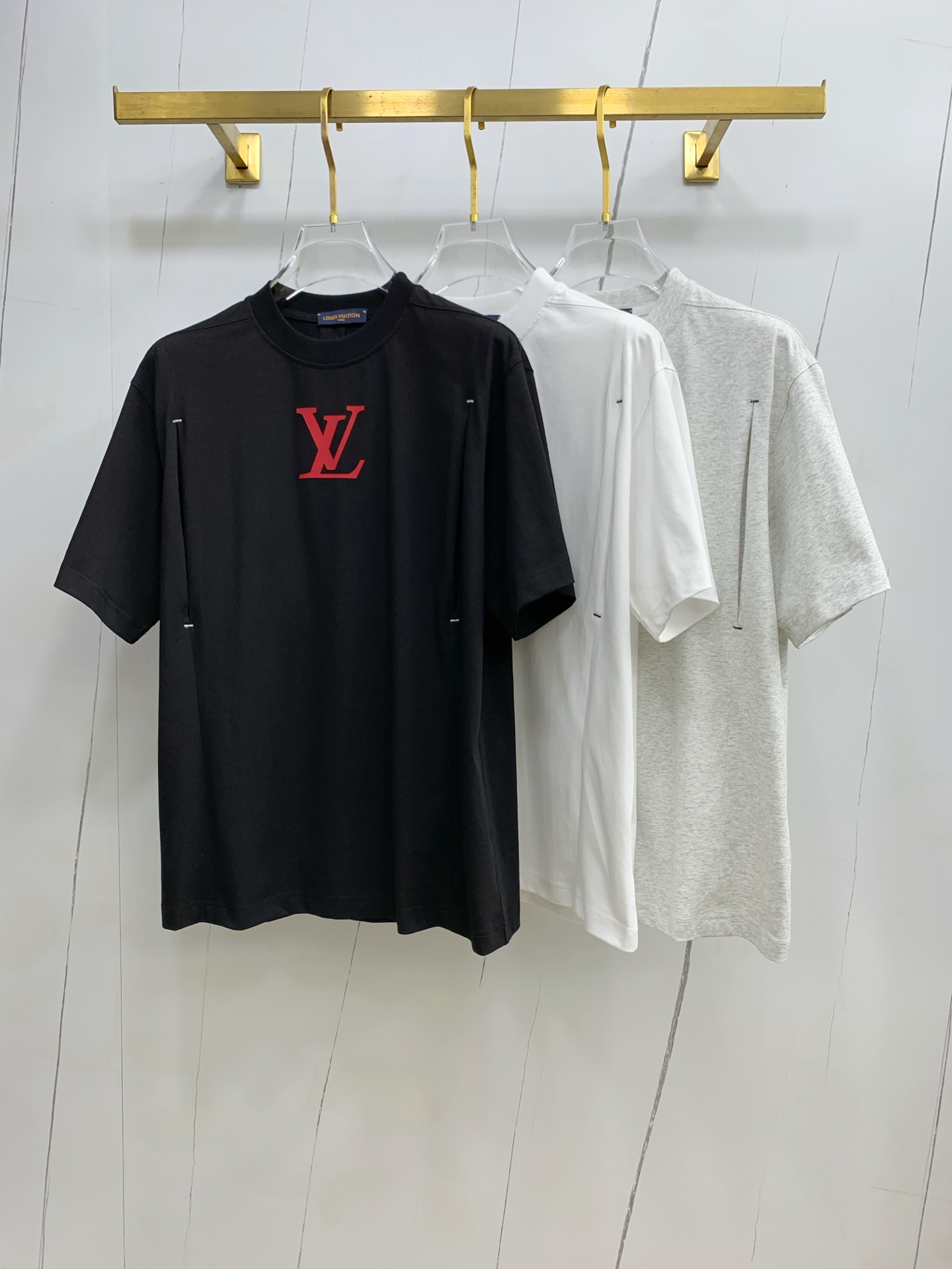 NO:145375,LV2025ss new classic round neck short sleeves, fashionable and versatile classic elements create exquisite craftsmanship counter fabrics, top-level elements are fusion, classic short sleeves 3 standards complete, trendy men's fashion, whether it is the comfort of the upper body or it is an incomparable existence, a must-have for male gods. S-Xl,,louis vuitton, T-shirt, alexander wang19860909LV2025ss新款经典圆领短袖,时尚百搭经典元素打造精致工艺专柜面料,顶级元素融合打造,经典短袖3标齐全,潮男时尚,无论是上身舒适度还是都是无可比拟的存在,男神必备.码数S-Xl,,louis vuitton,T-shirt,alexander wang,Men's clothing