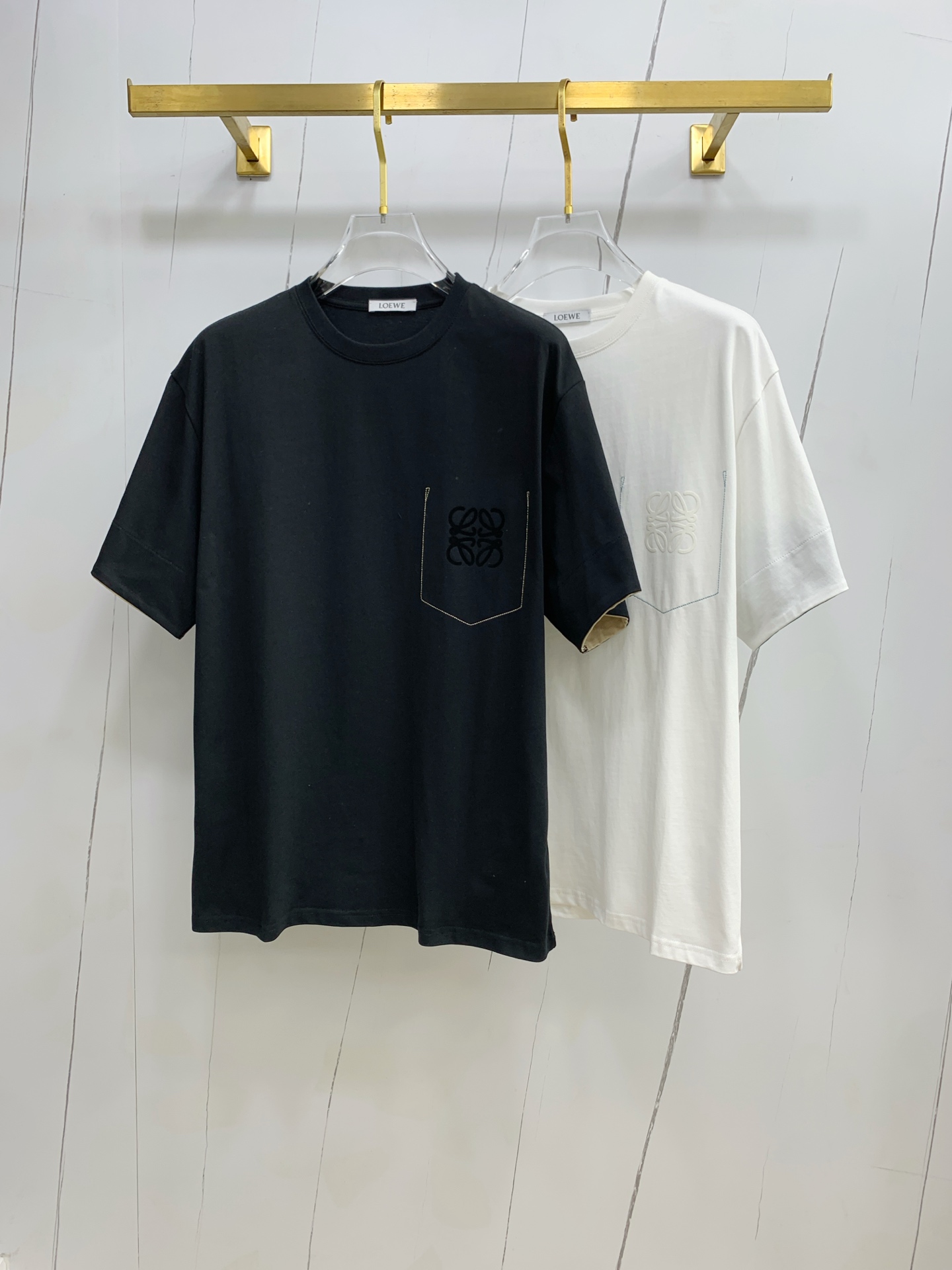 NO:145382,Luo Yiwei 2025ss new classic round neck short sleeves, fashionable and versatile classic elements create exquisite craftsmanship counter fabrics, top-level elements are fusion, classic short sleeves 3 standards are complete, trendy men's fashion, whether it is the comfort of the upper body or it is an incomparable existence, a must-have for male gods. Code number M-XL, loewe, T-shirt, alexander wang19860909罗意威2025ss新款经典圆领短袖,时尚百搭经典元素打造精致工艺专柜面料,顶级元素融合打造,经典短袖3标齐全,潮男时尚,无论是上身舒适度还是都是无可比拟的存在,男神必备.码数M-XL,,loewe,T-shirt,alexander wang,Men's clothing