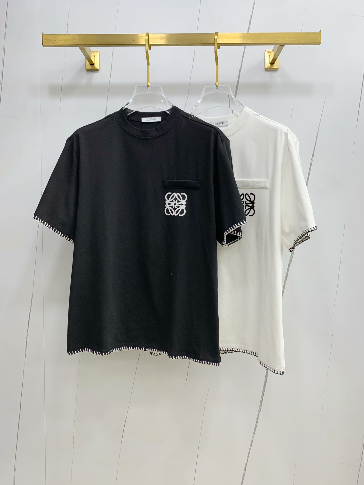 NO:145368,Luo Yiwei 2025ss new classic round neck short sleeves, fashionable and versatile classic elements create exquisite craftsmanship counter fabrics, top-level elements are fusion, classic short sleeves 3 standards are complete, trendy men's fashion, whether it is the comfort of the upper body or it is an incomparable existence, a must-have for male gods. S-Xl, loewe, T-shirt, alexander wang19860909罗意威2025ss新款经典圆领短袖,时尚百搭经典元素打造精致工艺专柜面料,顶级元素融合打造,经典短袖3标齐全,潮男时尚,无论是上身舒适度还是都是无可比拟的存在,男神必备.码数S-Xl,,loewe,T-shirt,alexander wang,Men's clothing