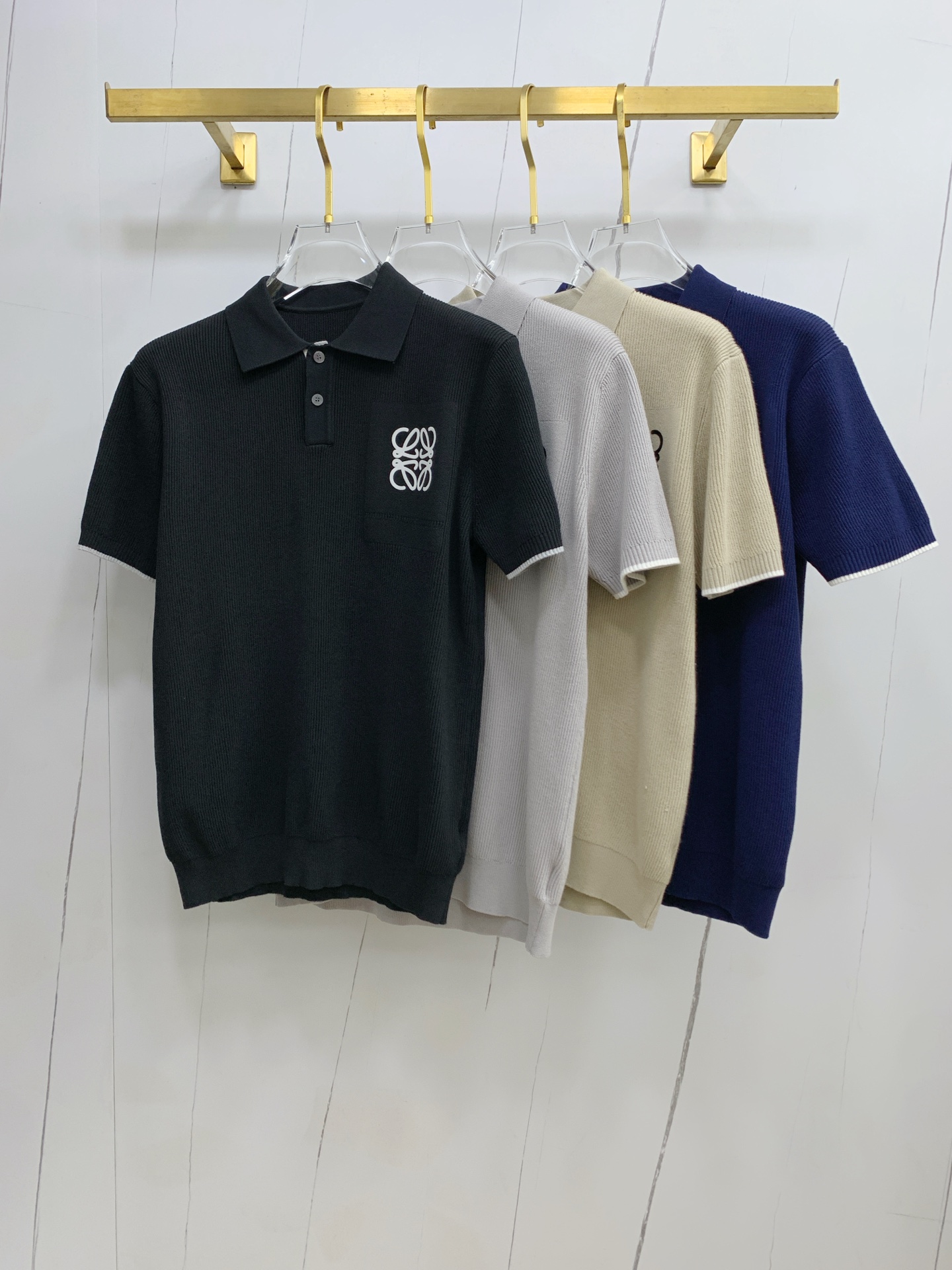 NO:145396,Luo Yiwei 2025ss new classic round neck short sleeves, fashionable and versatile classic elements create exquisite craftsmanship counter fabrics, top-level elements are fusion, classic short sleeves 3 standards are complete, trendy men's fashion, whether it is the comfort of the upper body or it is an incomparable existence, a must-have for male gods. S-2XL, loewe, T-shirt, alexander wang19860909罗意威2025ss新款经典圆领短袖,时尚百搭经典元素打造精致工艺专柜面料,顶级元素融合打造,经典短袖3标齐全,潮男时尚,无论是上身舒适度还是都是无可比拟的存在,男神必备.码数S-2XL,,loewe,T-shirt,alexander wang,Men's clothing