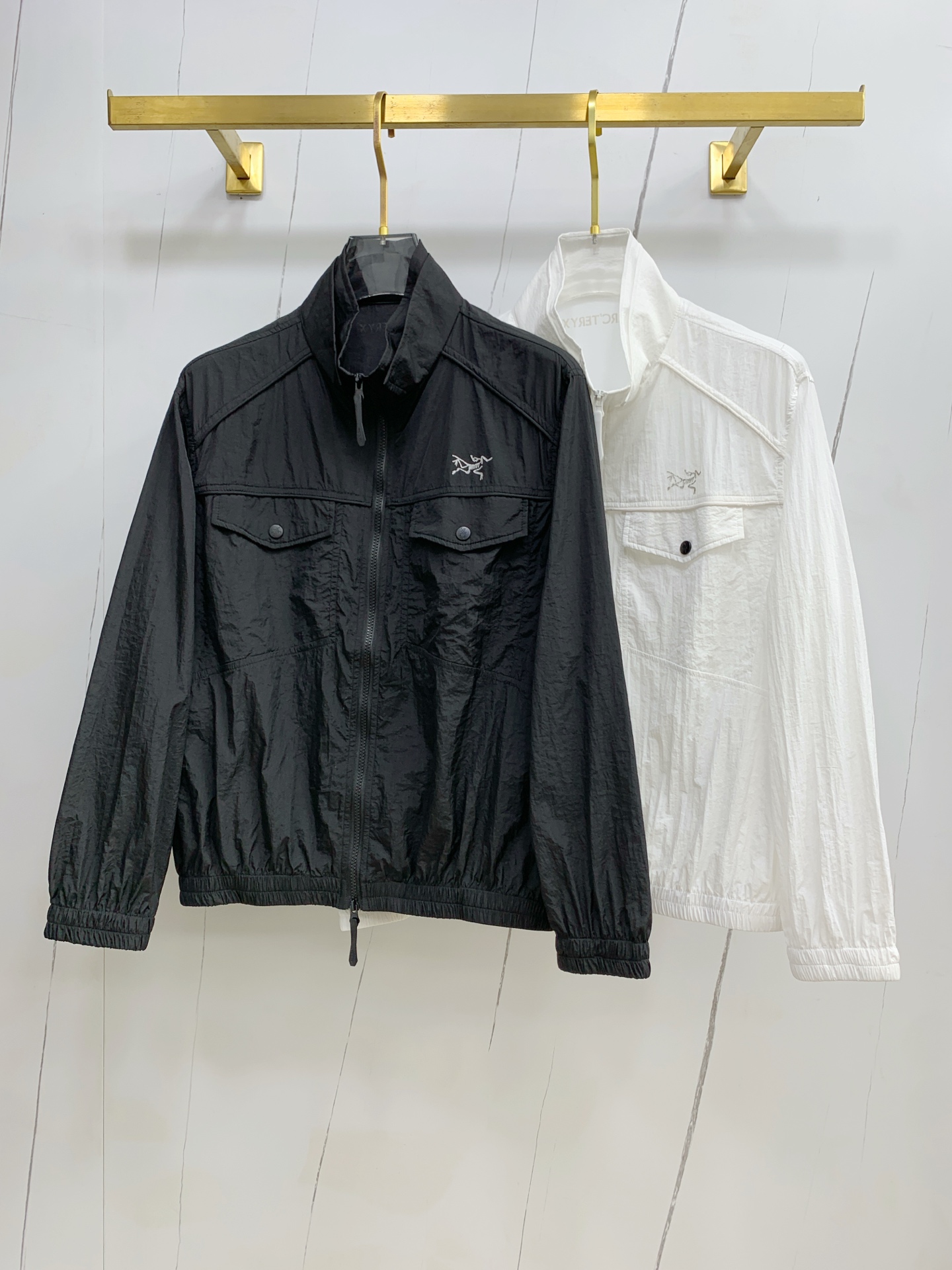 NO:145351,[New Product] Archaeopteryx channel quality. 2025ss Spring and Summer New Sportswear Jacket Sunscreen Jacket!  The sunscreen clothes are classic and add a sense of fashion that keeps pace with the times, and the best choice for handsome men and beautiful women. The new lightweight silk fiber nylon fabric is light and breathable, and the quilting and weaving technology creates the unique thin strip structural details of the fabric, which is delicate and exquisite. It effectively prevents ultraviolet radiation, is excellent in breathability, and is comfortable and skin-friendly. The zipper opening and closing placket and the standing collar design adds a sense of value. The chest logo print highlights the brand's characteristics. The elastic and close details of the cuffs and hem are neat and detailed to add a new and avant-garde fashion sense. Bal*nci*ga  Tracksui's new high-end series creates the best sports and leisure system and the most convenient and comfortable feeling. It is made of polyester fiber fabric, perfect light nylon style. It is different from the general rough nylon texture, with smooth and delicate texture, light and comfortable. The aesthetic division and cutting process of both inside and outside always maintains a perfect sports and fashionable versatile shape. Pay more attention to sports design and versatile items! The logo design has a flawless craft mechanism, thick and full, soft and three-dimensional and not stiff, showing a low-key fashionable sports style. S-XL, arc'teryx, jackets & coats, jackets & coats, alexander wang19860909【新品】始祖鸟渠道精品.2025ss春夏新款运动服夹克防晒服外套！防晒衣经典之余增添了与时俱进的时尚感,型男靓女的最佳选择.新型轻量绢丝纤维尼龙面料,轻盈透气,绗缝密织技术造就面料的独有细条状结构细节,细腻精致.有效防止紫外线辐射,透气性绝佳,舒畅亲肤.拉链开合门襟,立领设计平添价值感取向.胸口标识印花彰显品牌特色.袖口,下摆弹力收口细节工整细致增添新锐前卫时尚感.Bal*nci*ga Tracksui全新高端系列作品,缔造最为出色的运动休闲体系,最为便捷舒适的感受.客供聚酯纤维面料打造,完美的轻质尼龙款.区别于一般的粗质尼龙质,手感质感顺滑细腻,轻盈舒适.内外兼具的美感分割裁剪工艺,时刻保持完美的运动时尚百搭造型.更加的注重运动化设计百搭单品!标识徽标设计拥有完美无瑕的工艺机制,厚实饱满,柔软立体不生硬,彰显低调的时尚运动风格.码数S-XL,arc'teryx,jackets & coats,jackets & coats,alexander wang,Men's clothing