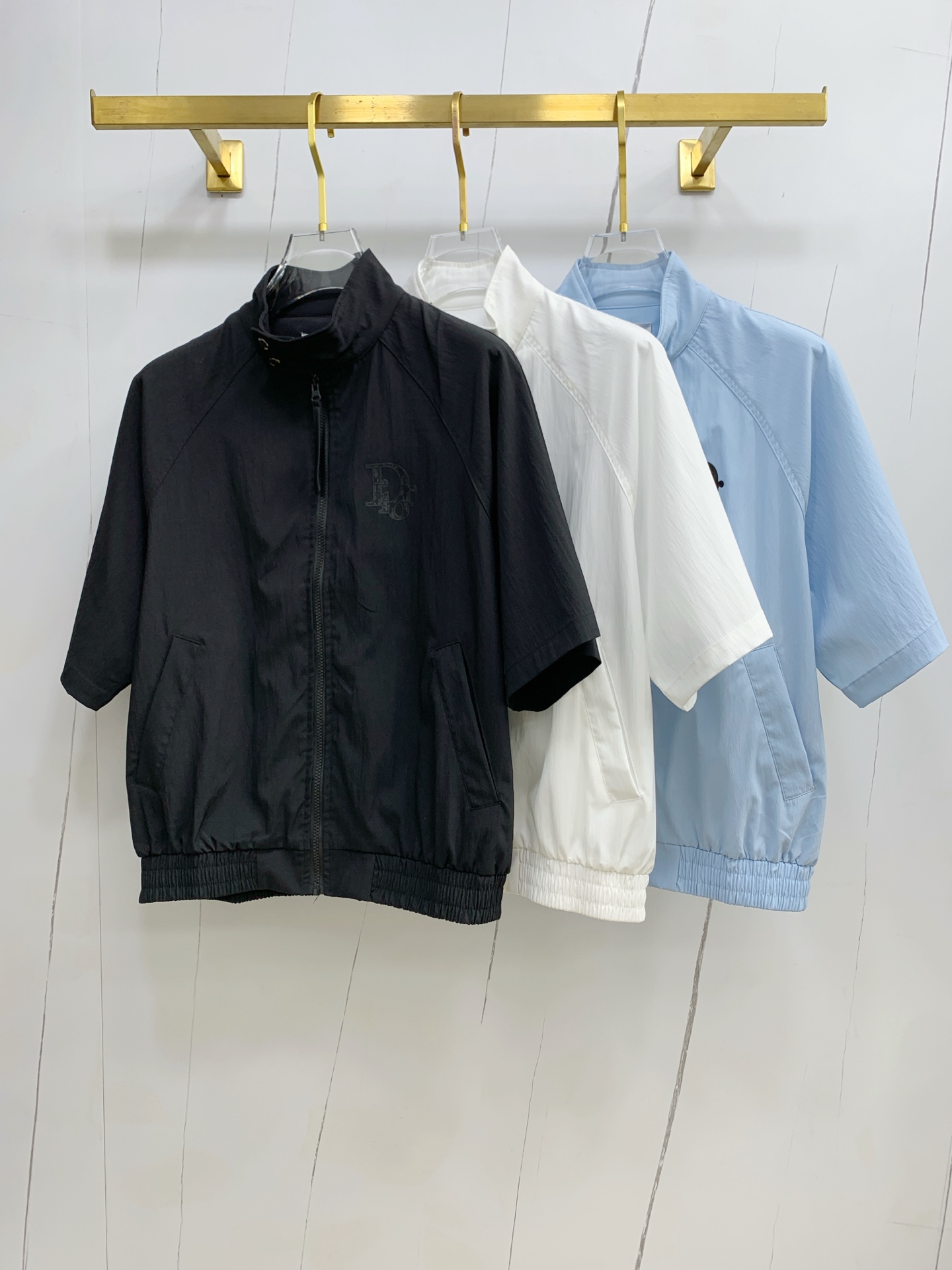 NO:145359,[New Product] Dior Channel Boutique. 2025ss Spring and Summer New Sportswear Jacket Sunscreen Jacket Short Sleeve!  The sunscreen clothes are classic and add a sense of fashion that keeps pace with the times, and the best choice for handsome men and beautiful women. The new lightweight silk fiber nylon fabric is light and breathable, and the quilting and weaving technology creates the unique thin strip structural details of the fabric, which is delicate and exquisite. It effectively prevents ultraviolet radiation, is excellent in breathability, and is comfortable and skin-friendly. The zipper opening and closing placket and the standing collar design adds a sense of value. The chest logo print highlights the brand's characteristics. The elastic and close details of the cuffs and hem are neat and detailed to add a new and avant-garde fashion sense. Bal*nci*ga  Tracksui's new high-end series creates the best sports and leisure system and the most convenient and comfortable feeling. It is made of polyester fiber fabric, perfect light nylon style. It is different from the general rough nylon texture, with smooth and delicate texture, light and comfortable. The aesthetic division and cutting process of both inside and outside always maintains a perfect sports and fashionable versatile shape. Pay more attention to sports design and versatile items! The logo design has a flawless craft mechanism, thick and full, soft and three-dimensional and not stiff, showing a low-key fashionable sports style. S-XL, dior, jackets & coats, jackets & coats, T-shirt, alexander wang19860909【新品】迪奥渠道精品.2025ss春夏新款运动服夹克防晒服外套短袖！防晒衣经典之余增添了与时俱进的时尚感,型男靓女的最佳选择.新型轻量绢丝纤维尼龙面料,轻盈透气,绗缝密织技术造就面料的独有细条状结构细节,细腻精致.有效防止紫外线辐射,透气性绝佳,舒畅亲肤.拉链开合门襟,立领设计平添价值感取向.胸口标识印花彰显品牌特色.袖口,下摆弹力收口细节工整细致增添新锐前卫时尚感.Bal*nci*ga Tracksui全新高端系列作品,缔造最为出色的运动休闲体系,最为便捷舒适的感受.客供聚酯纤维面料打造,完美的轻质尼龙款.区别于一般的粗质尼龙质,手感质感顺滑细腻,轻盈舒适.内外兼具的美感分割裁剪工艺,时刻保持完美的运动时尚百搭造型.更加的注重运动化设计百搭单品!标识徽标设计拥有完美无瑕的工艺机制,厚实饱满,柔软立体不生硬,彰显低调的时尚运动风格.码数S-XL,,dior,jackets & coats,jackets & coats,T-shirt,alexander wang,Men's clothing