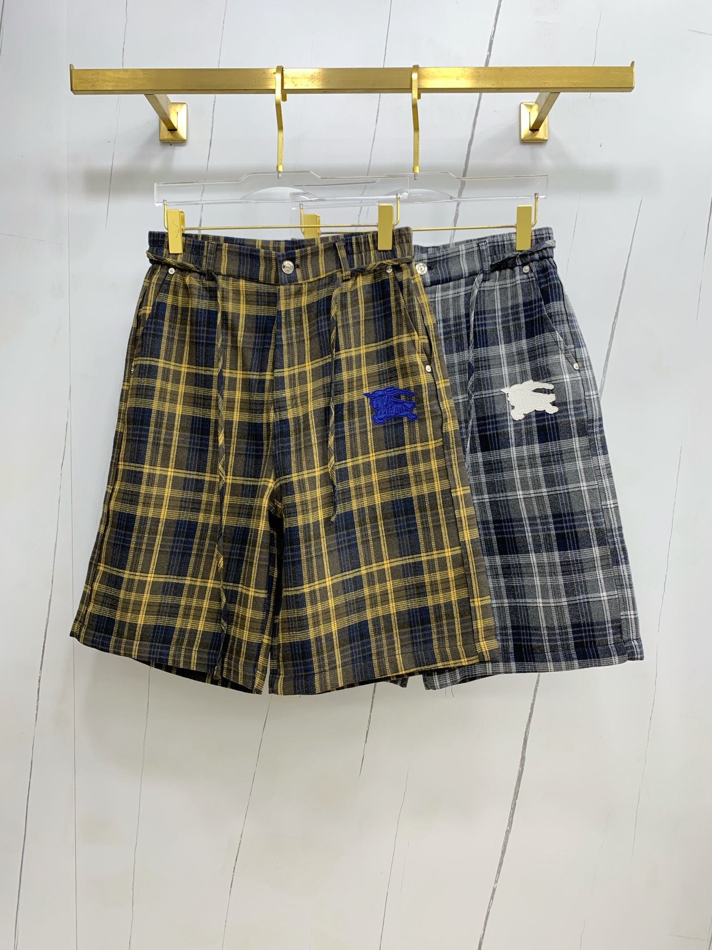 NO:145410,Burberry 2025 spring and summer new men's casual shorts, high-end products are simple, fashionable and generous, customized original imported fabrics, simple, neat and refreshing, quality workmanship details can withstand any form of inspection, simple, elegant and versatile, elegant and handsome upper body, S-Xl, burberry, shorts, alexander wang19860909巴宝莉2025春夏新款男士休闲短裤 高端货简洁时尚大方 定制原版进口面料 简洁利落又清爽 品质做工细节经得起任何形式检验简约大方百搭款 上身优雅帅气,码数S-Xl,,burberry,shorts,alexander wang,Men's clothing