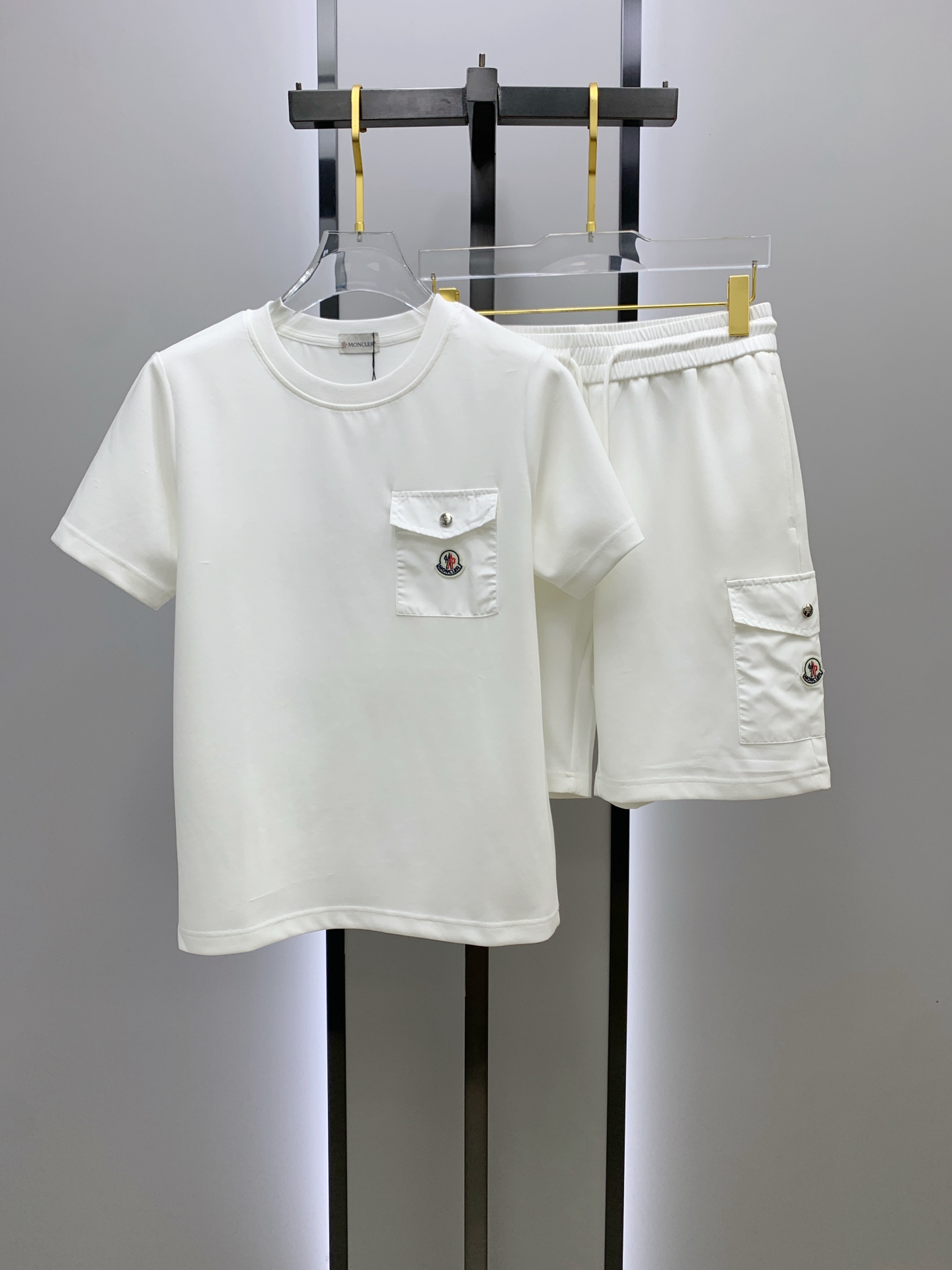 NO:156241,Mon fit style M-xxxl 25 spring and summer top rivet inlaid pocket fusion logo round logo heavy classic short sleeves, exquisite craftsmanship counter fabric, top-level elements fusion creation, classic short sleeves 3 logos, trendy men's fashion, whether it is the comfort of the upper body or the incomparable existence, it can be said to be a must-have for summer 170-130(M) 175-145(L) 178-160(XL) 180-170(XXL) 180-180(XXXL), T-shirt,alexander wang19860909Mon合身版型M-xxxl 25春夏顶级铆钉镶嵌口袋融合logo圆标重磅经典短袖,精致工艺专柜面料,顶级元素融合打造,经典短袖3标齐全,潮男时尚,无论是上身舒适度还是都是无可比拟的存在,可以说是夏日必备 170-130(M) 175-145(L) 178-160(XL)180-170(XXL) 180-180(XXXL),,T-shirt,alexander wang,Men's clothing