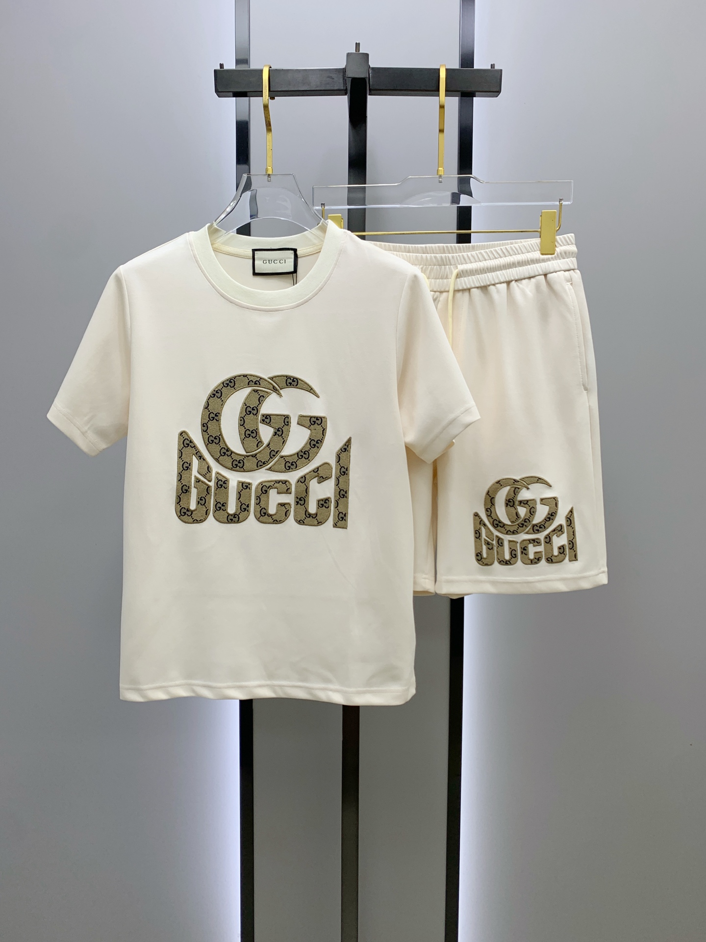 NO:156250,gucc* fit set style M-3XL The latest and most top retro patch embroidered original single short sleeves, the top quality counter original list, the top production process imported fabric, the unique design of the counter model, the imported high-end custom imported silk thread feels first-class!  Official website for sale 170-130(M) 175-145(L) 178-160(XL.)180-170(2XL) 180-180(3XL),,gucci,T-shirt,alexander wang19860909gucc*合身套装版型M-3XL 最新最顶级复古贴布绣原单短袖,最顶级的品质专柜原单,顶级制作工艺进口面料,专柜款独特设计,采用进口高端订制进口丝线手感一流！官网在售 170-130(M) 175-145(L) 178-160(XL.)180-170(2XL) 180-180（3XL）,,gucci,T-shirt,alexander wang,Men's clothing