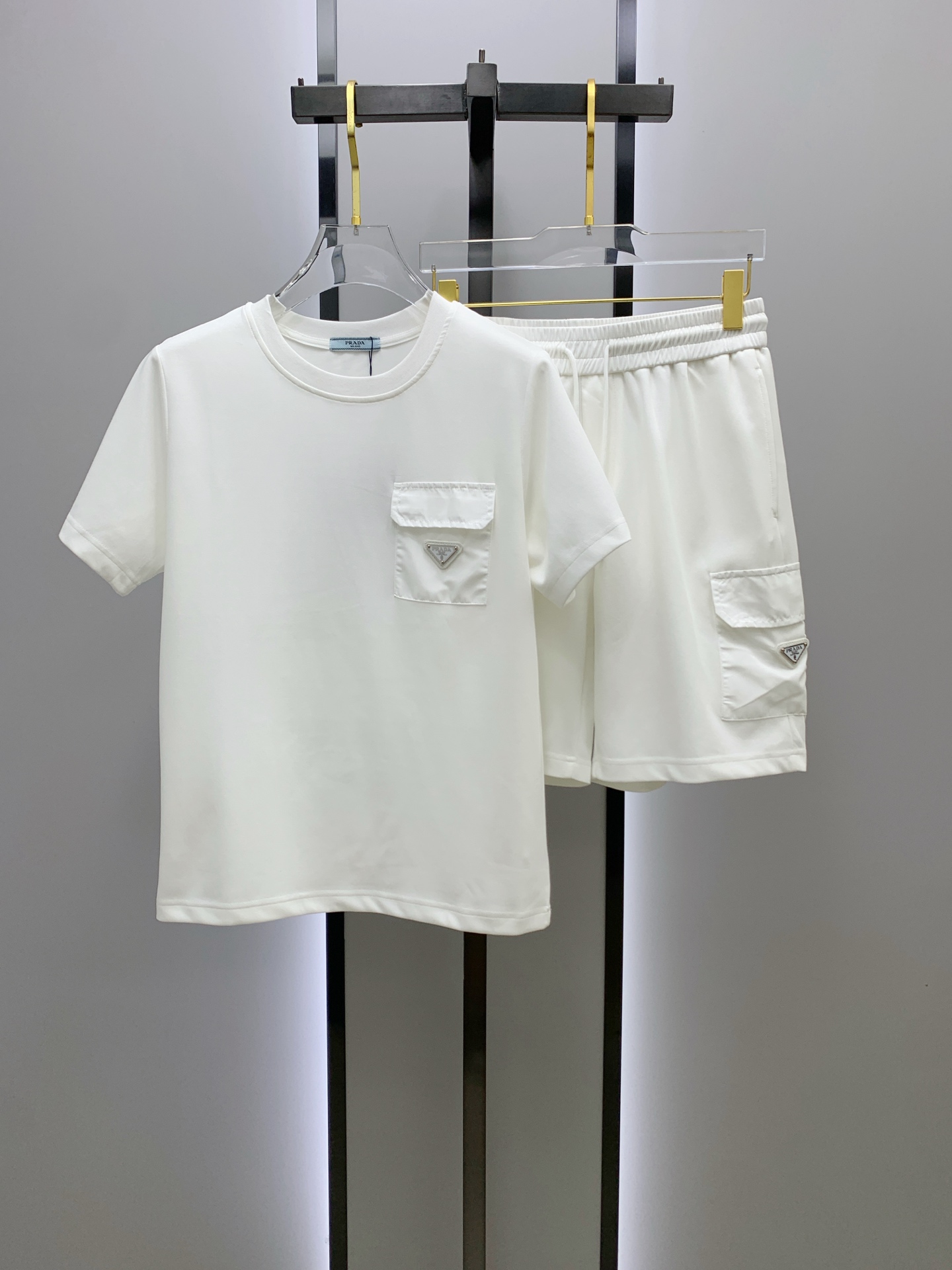 NO:156237,prad*** fit style set version m-xxxl 25 early spring latest top-class classic double fabric splicing style metal triangle fusion heavy short-sleeved suit, high-end quality counter original single round collar assistance, top-level production multi-pocket craft imported fabric, unique design of the counter model, using imported high-end custom imported silk thread feels first-class!  Official website for sale!  Code number M-xxxl, prada, T-shirt, alexander wang19860909prad***合身版型套装版m-xxxl 25早春最新顶级经典双面料拼接款金属三角标融合重磅短袖套装,高端品质专柜原单圆领援助,顶级制作多口袋工艺进口面料,专柜款独特设计,采用进口高端订制进口丝线手感一流！官网在售！码数M-xxxl,,prada,T-shirt,alexander wang,Men's clothing