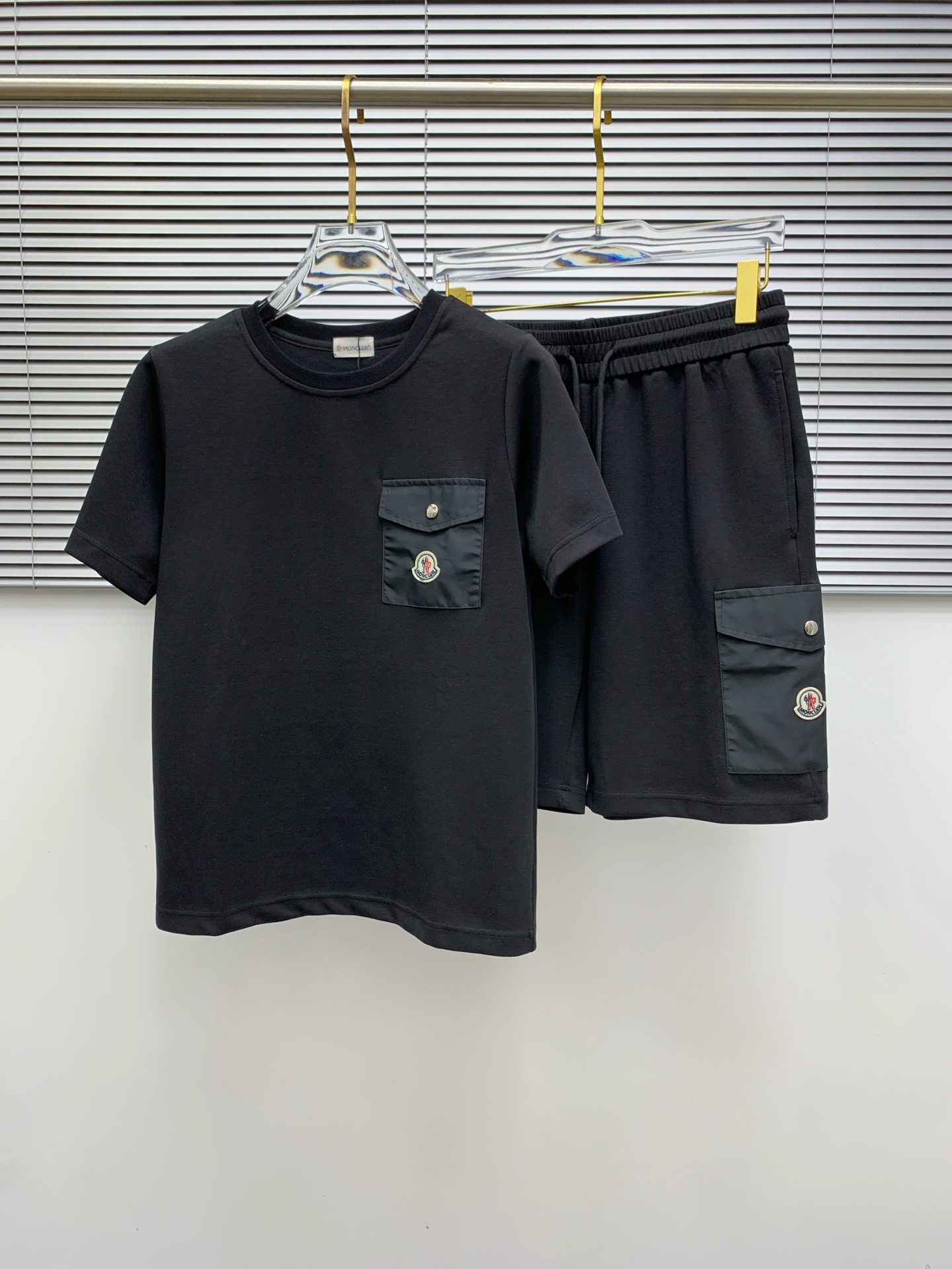 NO:416370,Mon fit style M-xxxl 25 spring and summer top rivet inlaid pocket fusion logo round logo heavy classic short sleeves, exquisite craftsmanship counter fabric, top-level elements fusion creation, classic short sleeves 3 logos, trendy men's fashion, whether it is the comfort of the upper body or the incomparable existence, it can be said to be a must-have for summer 170-130(M) 175-145(L) 178-160(XL) 180-170(XXL) 180-180(XXXL), T-shirt,alexander wang19860909Mon合身版型M-xxxl 25春夏顶级铆钉镶嵌口袋融合logo圆标重磅经典短袖,精致工艺专柜面料,顶级元素融合打造,经典短袖3标齐全,潮男时尚,无论是上身舒适度还是都是无可比拟的存在,可以说是夏日必备 170-130(M) 175-145(L) 178-160(XL)180-170(XXL) 180-180(XXXL),,T-shirt,alexander wang,Men's clothing