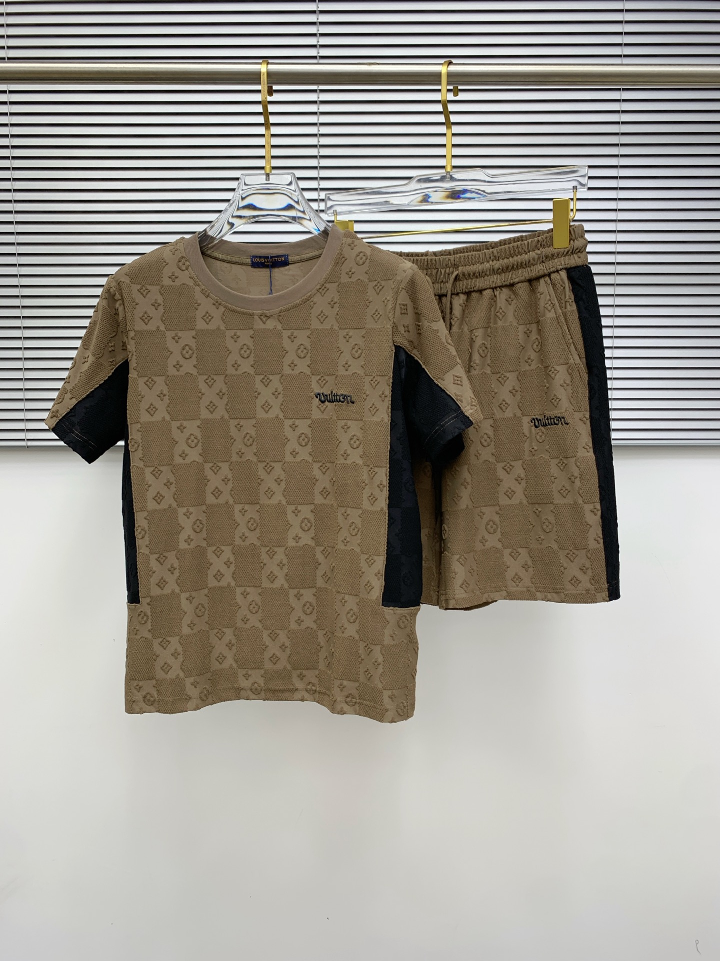 NO:416387,L Brand* Set M-3XL The latest and most top-level dark pattern embossed versatile casual set, the top quality counter is on sale, the top-level production and splicing process imported fabrics, the unique design of the counter model, using imported high-end custom imported silk thread with first-class feel!  Official website for sale 170-130(M) 175-145(L) 178-160(XL) 180-170(XXL) 180-180(XXXL),,alexander wang19860909L牌*套装版型M-3XL 最新最顶级暗纹压花百搭休闲套装,最顶级的品质专柜在售,顶级制作拼接工艺进口面料,专柜款独特设计,采用进口高端订制进口丝线手感一流！官网在售 170-130(M) 175-145(L) 178-160(XL)180-170(XXL) 180-180(XXXL),,alexander wang,Men's clothing