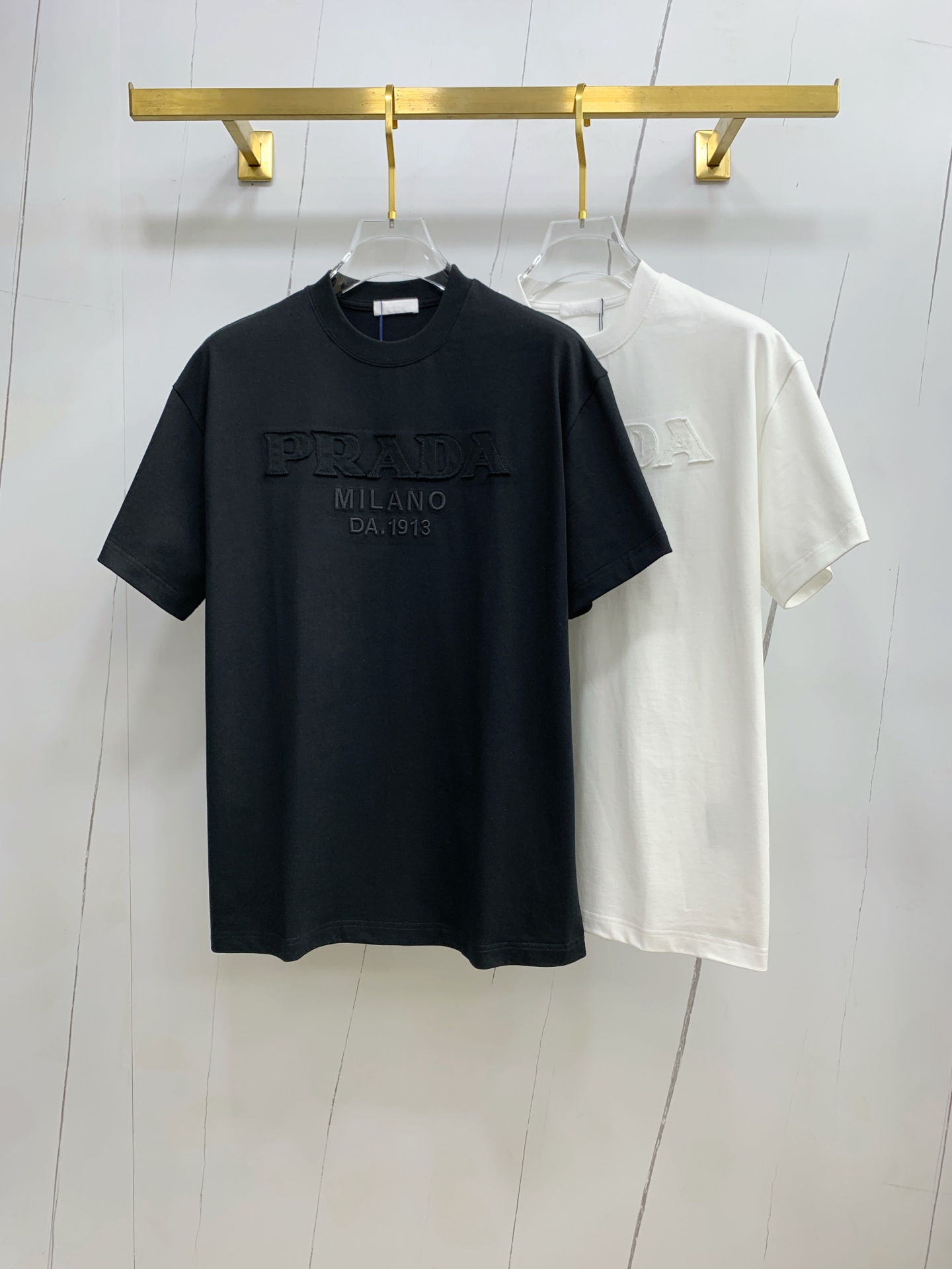 NO:150626,Prada 2025 new original single men's casual base short-sleeved T-shirt!  High-end customization, high-end version, fashionable and versatile, loose version, original imported 420g double-strand pure cotton fabric, threaded cuffs, neckline hem, super soft and delicate, skin-friendly and comfortable to wear, high-end boutique, OEM, fine-made top body, very good, men's essential items, three-standard size M-3XL maximum size can be worn about 200 catties, prada, T-shirt,tees, t-shirt,alexander wang19860909普拉达2025新款原单男士休闲打底短袖T恤！高端定制 高版本 时尚百搭爆款宽松版型原版进口420克双股纯棉面料 螺纹袖口.领口衣摆 手感超柔软细腻 穿着亲肤舒适 高端精品 代工厂精细做上身非常赞 男士必备单品 三标齐全 尺码M-3XL最大码可穿200斤左右,,prada,T-shirt,tees，t-shirt,alexander wang,Men's clothing