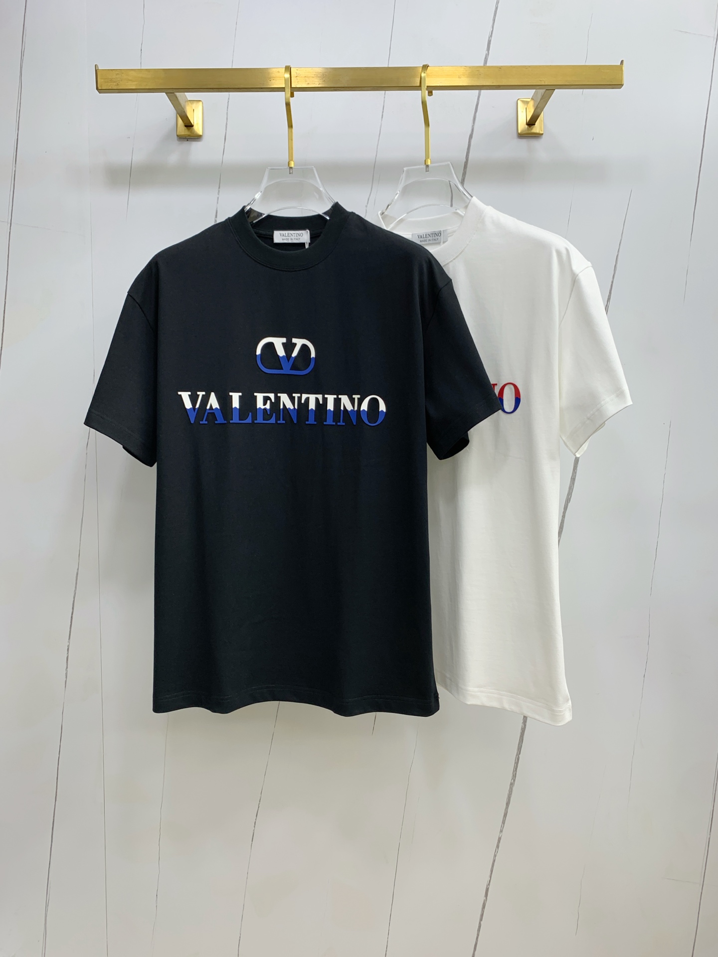 NO:150634,Valentino 2025 new original single men's casual base short-sleeved T-shirt!  High-end customization, high-end version, fashionable and versatile, loose version, original imported 420g double-strand pure cotton fabric, threaded cuffs, neckline hem, super soft and delicate, skin-friendly and comfortable to wear, high-end boutique, OEM, fine-made top body, very good, men's essential items, three-standard size M-3XL maximum size can be worn about 200 catties, valentino, T-shirt, tees, t-shirt, alexander wang19860909华伦天奴2025新款原单男士休闲打底短袖T恤！高端定制 高版本 时尚百搭爆款宽松版型原版进口420克双股纯棉面料 螺纹袖口.领口衣摆 手感超柔软细腻 穿着亲肤舒适 高端精品 代工厂精细做上身非常赞 男士必备单品 三标齐全 尺码M-3XL最大码可穿200斤左右,,valentino,T-shirt,tees，t-shirt,alexander wang,Men's clothing