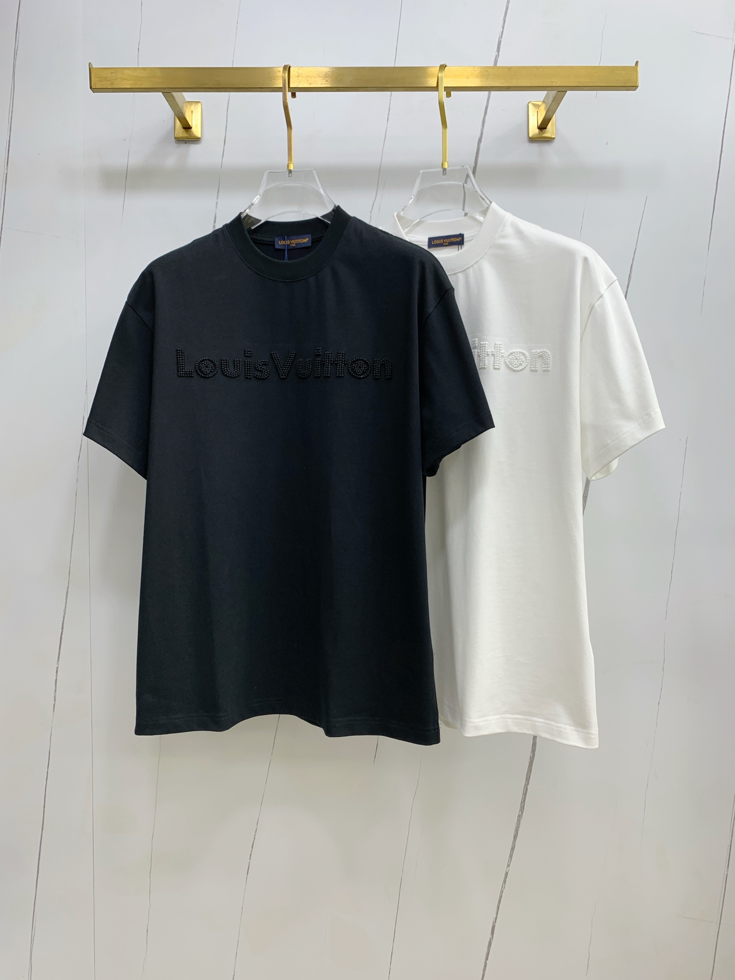 NO:150585,Lv2025 new original single men's casual base short-sleeved T-shirt!  High-end customization, high-end version, fashionable and versatile, loose version, original imported 420g double-strand pure cotton fabric, threaded cuffs, neckline hem, super soft and delicate, skin-friendly and comfortable to wear, high-end boutique, OEM, fine-made top body, very good, men's essential items, three-standard size M-3XL maximum size can be worn about 200 catties, louis vuitton, T-shirt,tees, t-shirt,alexander wang19860909Lv2025新款原单男士休闲打底短袖T恤！高端定制 高版本 时尚百搭爆款宽松版型原版进口420克双股纯棉面料 螺纹袖口.领口衣摆 手感超柔软细腻 穿着亲肤舒适 高端精品 代工厂精细做上身非常赞 男士必备单品 三标齐全 尺码M-3XL最大码可穿200斤左右,,louis vuitton,T-shirt,tees，t-shirt,alexander wang,Men's clothing