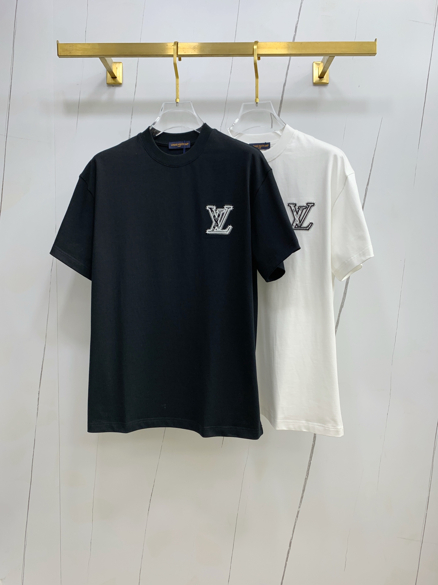 NO:150593,LV2025 new original single men's casual base short-sleeved T-shirt!  High-end customization, high-end version, fashionable and versatile, loose version, original imported 420g double-strand pure cotton fabric, threaded cuffs, neckline hem, super soft and delicate, skin-friendly and comfortable to wear, high-end boutique, OEM, fine-made top body, very good, men's essential items, three-standard size M-3XL maximum size can be worn about 200 catties, louis vuitton, T-shirt,tees, t-shirt,alexander wang19860909LV2025新款原单男士休闲打底短袖T恤！高端定制 高版本 时尚百搭爆款宽松版型原版进口420克双股纯棉面料 螺纹袖口.领口衣摆 手感超柔软细腻 穿着亲肤舒适 高端精品 代工厂精细做上身非常赞 男士必备单品 三标齐全 尺码M-3XL最大码可穿200斤左右,,louis vuitton,T-shirt,tees，t-shirt,alexander wang,Men's clothing