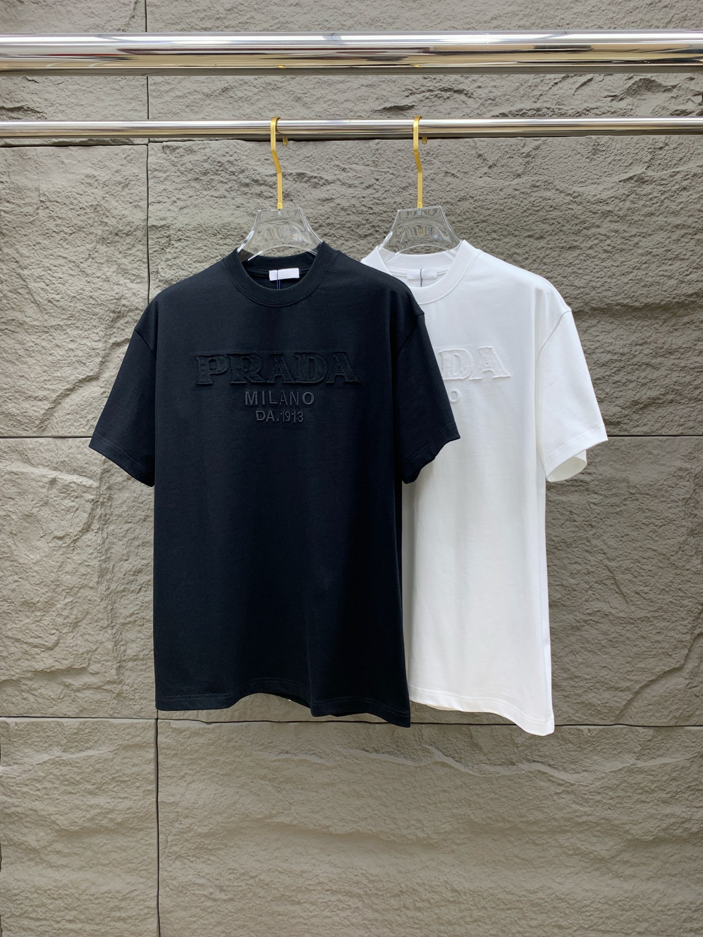 NO:156189,Prada 2025 new original single men's casual base short-sleeved T-shirt!  High-end customization, high-end version, fashionable and versatile, loose version, original imported 420g double-strand pure cotton fabric, threaded cuffs, neckline hem, super soft and delicate, skin-friendly and comfortable to wear, high-end boutique, OEM, fine-made top body, very good, men's essential items, three-standard size M-3XL maximum size can be worn about 200 catties, prada, T-shirt,tees, t-shirt,alexander wang19860909普拉达2025新款原单男士休闲打底短袖T恤！高端定制 高版本 时尚百搭爆款宽松版型原版进口420克双股纯棉面料 螺纹袖口.领口衣摆 手感超柔软细腻 穿着亲肤舒适 高端精品 代工厂精细做上身非常赞 男士必备单品 三标齐全 尺码M-3XL最大码可穿200斤左右,,prada,T-shirt,tees，t-shirt,alexander wang,Men's clothing