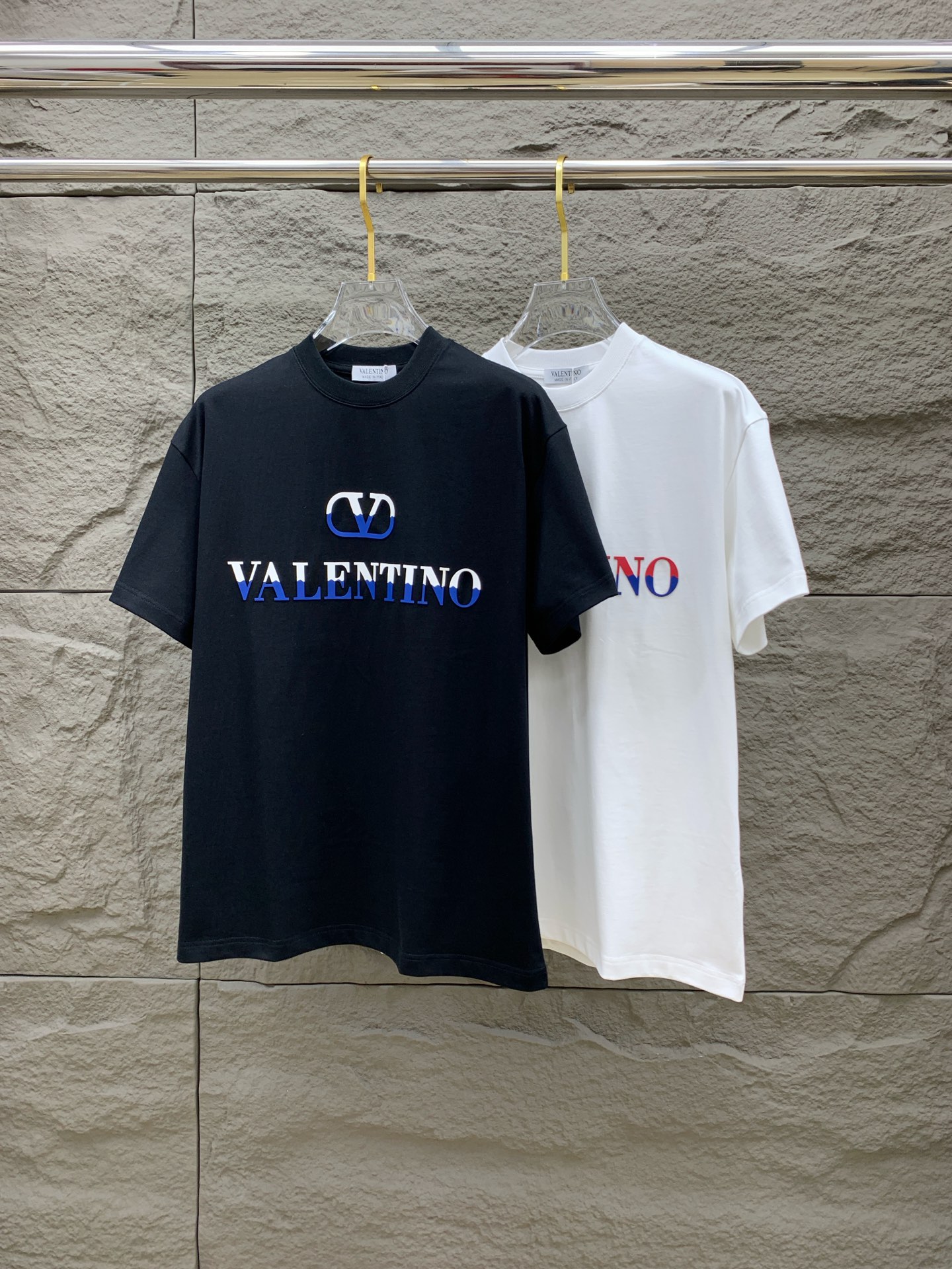 NO:156194,Valentino 2025 new original single men's casual base short-sleeved T-shirt!  High-end customization, high-end version, fashionable and versatile, loose version, original imported 420g double-strand pure cotton fabric, threaded cuffs, neckline hem, super soft and delicate, skin-friendly and comfortable to wear, high-end boutique, OEM, fine-made top body, very good, men's essential items, three-standard size M-3XL maximum size can be worn about 200 catties, valentino, T-shirt, tees, t-shirt, alexander wang19860909华伦天奴2025新款原单男士休闲打底短袖T恤！高端定制 高版本 时尚百搭爆款宽松版型原版进口420克双股纯棉面料 螺纹袖口.领口衣摆 手感超柔软细腻 穿着亲肤舒适 高端精品 代工厂精细做上身非常赞 男士必备单品 三标齐全 尺码M-3XL最大码可穿200斤左右,,valentino,T-shirt,tees，t-shirt,alexander wang,Men's clothing