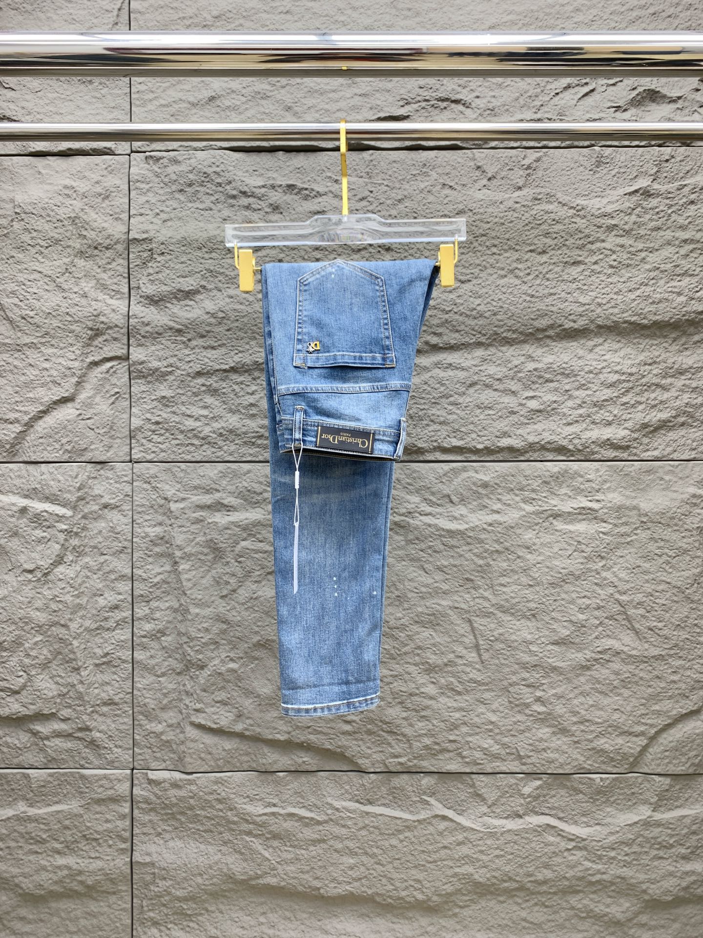 NO:153283,Dior [New Product] is available for high-end exclusive sale. The 25SS four-season super-burning street-explosion series is the most exclusive and grandly launched. Original custom high-end quality fabric, customized hardware style slim-fitting tailoring, fabric with elasticity, micro-elastic upper body comfort, a must-have item!  Counter size 29-38 (no 35 no 37), Dior, jeans, alexander wang19860909迪奥【新品】高端独家发售 25SS四季款超燃炸街系列之最牛仔裤 独家隆重推出 原版定制高端品质面料 定制五金版型修身剪裁 面料带弹力 微弹上身舒适度超高 必爆单品！专柜尺码29-38（无35无37）,,dior,jeans,alexander wang,Men's clothing