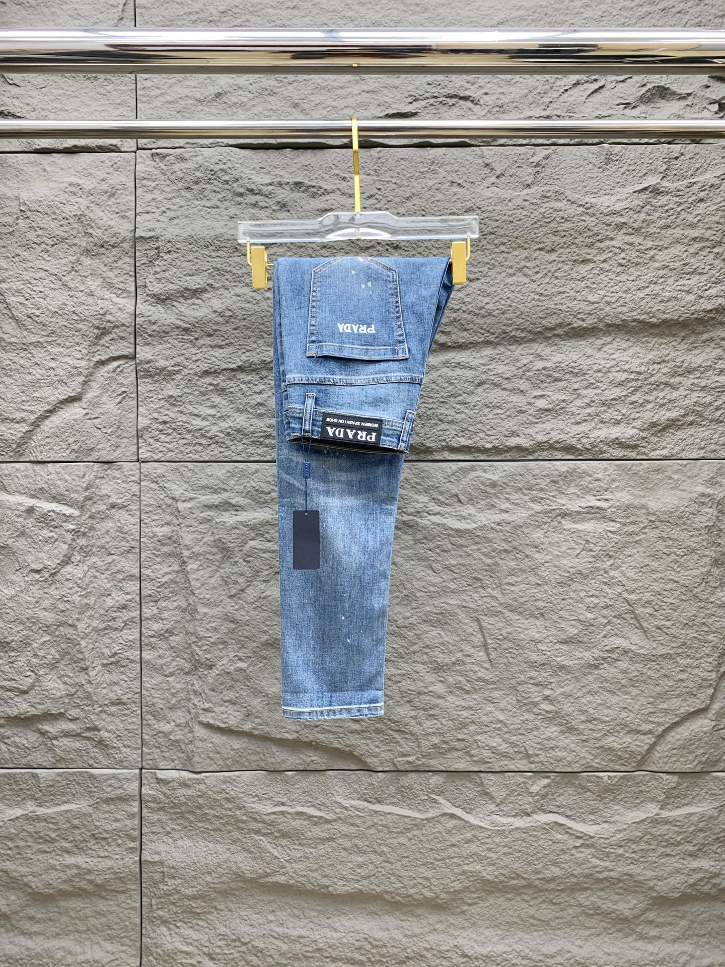 NO:153290,Prada [New Product] is available for high-end exclusive sale. The 25SS four-season super-burning street-explosion series is the most exclusive and grandly launched. Original custom high-end quality fabric, customized hardware style slim-fitting tailoring, fabric with elasticity, micro-elastic upper body comfort, a must-have item!  Counter size 29-38 (no 35 no 37), prada, jeans, alexander wang19860909普拉达【新品】高端独家发售 25SS四季款超燃炸街系列之最牛仔裤 独家隆重推出 原版定制高端品质面料 定制五金版型修身剪裁 面料带弹力 微弹上身舒适度超高 必爆单品！专柜尺码29-38（无35无37）,,prada,jeans,alexander wang,Men's clothing