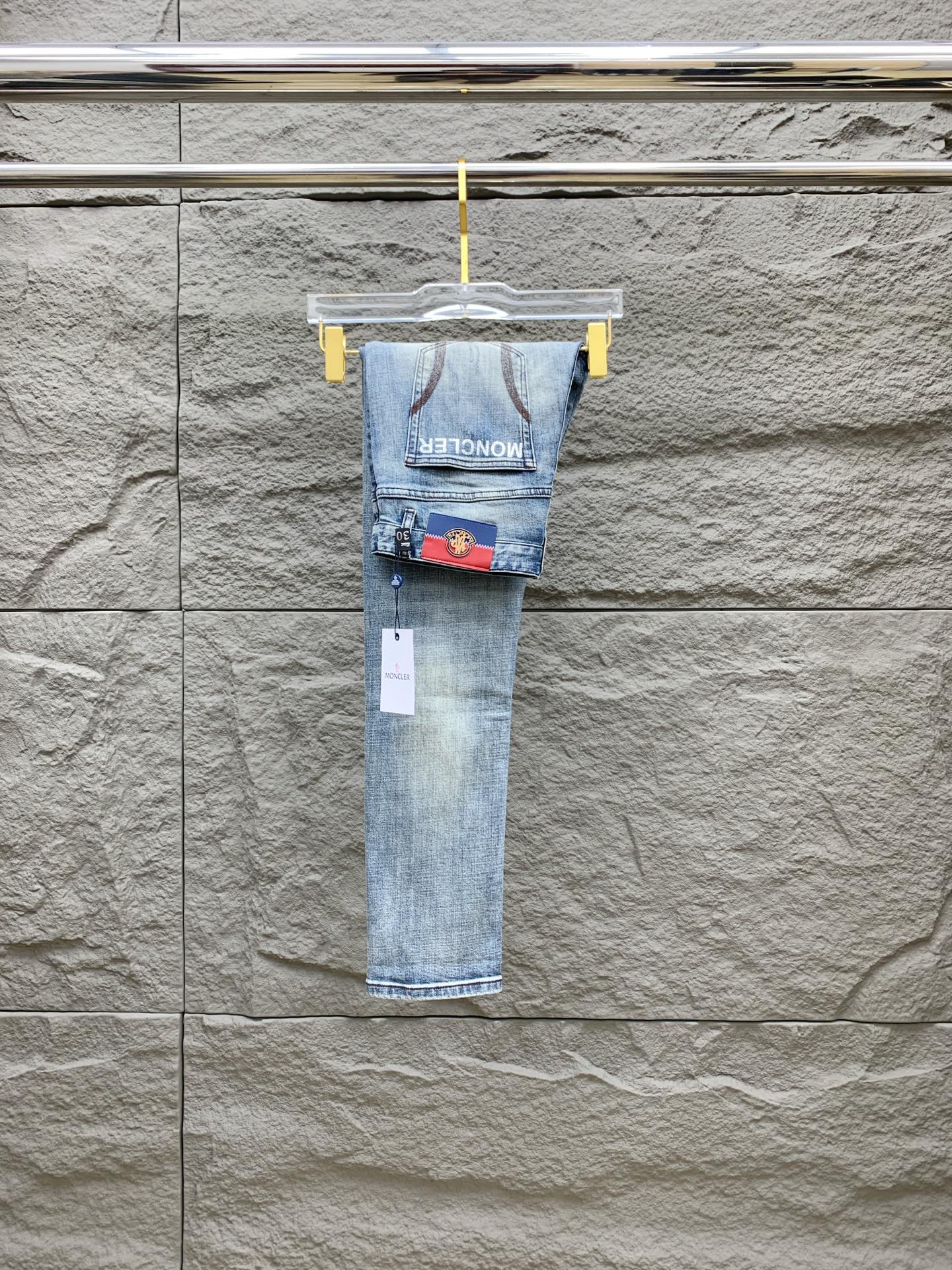 NO:153292,The 25SS four-season super-burning street-explosion series is exclusively launched. Original custom high-end quality fabric, customized hardware style slim-fitting tailoring, fabric with elasticity, micro-elastic upper body comfort, a must-have item!  Counter size 29-38 (no 35 no 37), Moncler, jeans, alexander wang19860909蒙口【新品】高端独家发售 25SS四季款超燃炸街系列之最牛仔裤 独家隆重推出 原版定制高端品质面料 定制五金版型修身剪裁 面料带弹力 微弹上身舒适度超高 必爆单品！专柜尺码29-38（无35无37）,,Moncler,jeans,alexander wang,Men's clothing