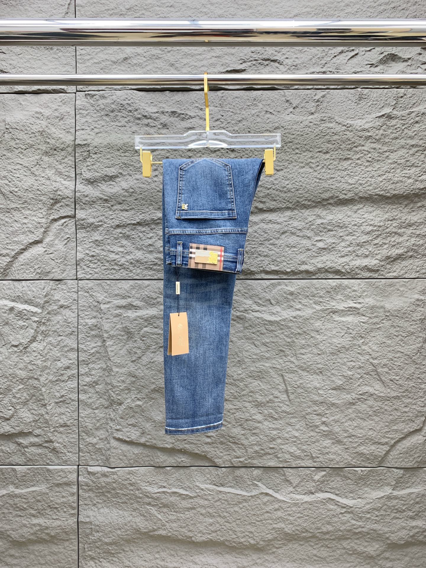 NO:153295,Burberry [New Product] is available for high-end exclusive sale. The 25SS four-season super-burning street-explosion series is the most exclusive and grandly launched. Original custom high-end quality fabric, customized hardware style slim-fitting tailoring, fabric with elasticity, micro-elastic upper body comfort, a must-have item!  Counter size 29-38 (no 35 no 37), Burberry, jeans, alexander wang19860909巴宝莉【新品】高端独家发售 25SS四季款超燃炸街系列之最牛仔裤 独家隆重推出 原版定制高端品质面料 定制五金版型修身剪裁 面料带弹力 微弹上身舒适度超高 必爆单品！专柜尺码29-38（无35无37）,,burberry,jeans,alexander wang,Men's clothing