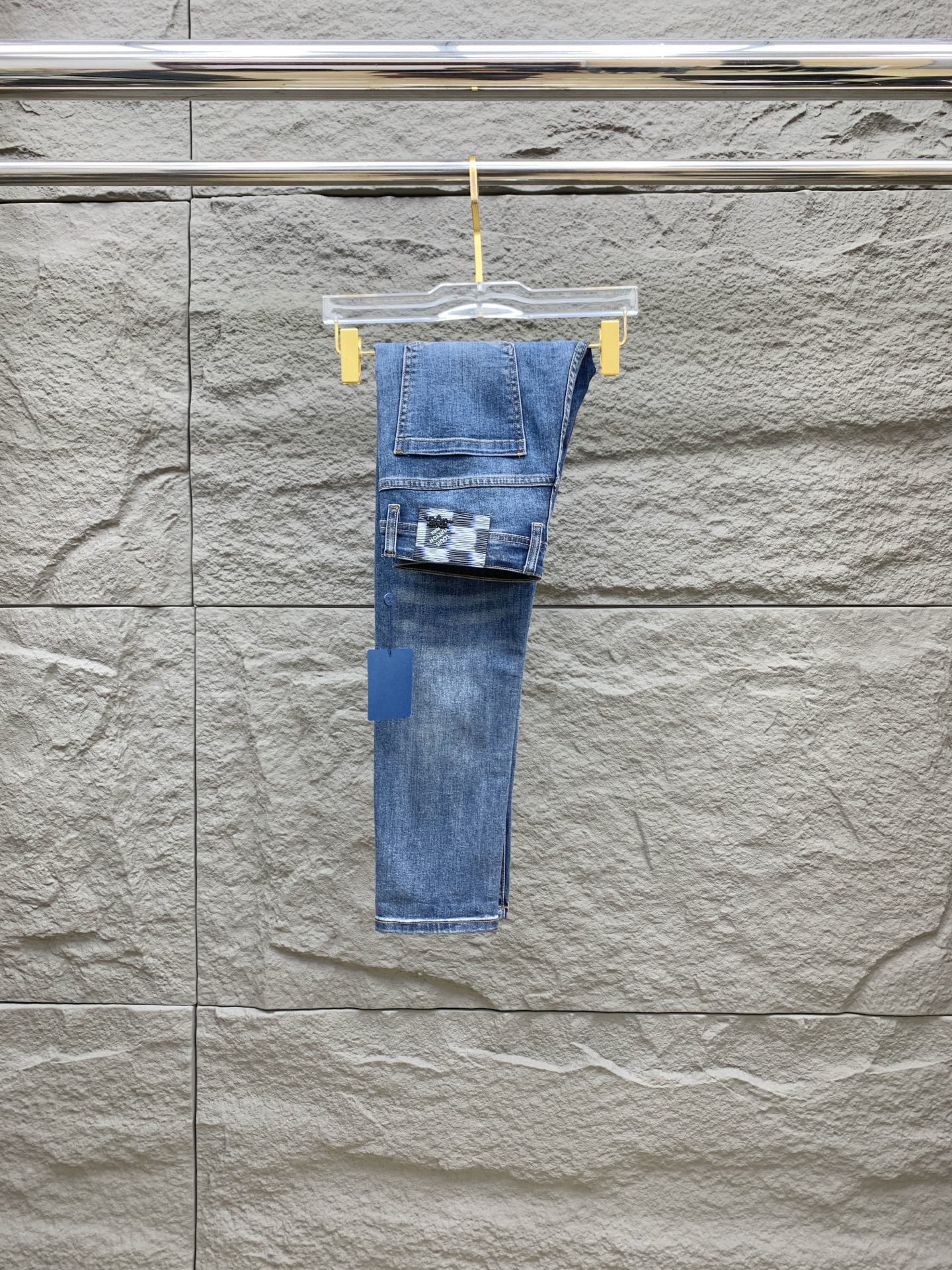 NO:153304,LV [New Product] is available for high-end exclusive sale. The 25SS four-season super-burning and explosive series of the most jeans. Exclusively launched. Original custom high-end quality fabric. Customized hardware style slim-fitting tailoring. The fabric has elasticity. The micro-elastic upper body is super comfortable. A must-have item!  Counter size 29-38 (no 35 no 37), louis vuitton, jeans, alexander wang19860909LV【新品】高端独家发售 25SS四季款超燃炸街系列之最牛仔裤 独家隆重推出 原版定制高端品质面料 定制五金版型修身剪裁 面料带弹力 微弹上身舒适度超高 必爆单品！专柜尺码29-38（无35无37）,,louis vuitton,jeans,alexander wang,Men's clothing