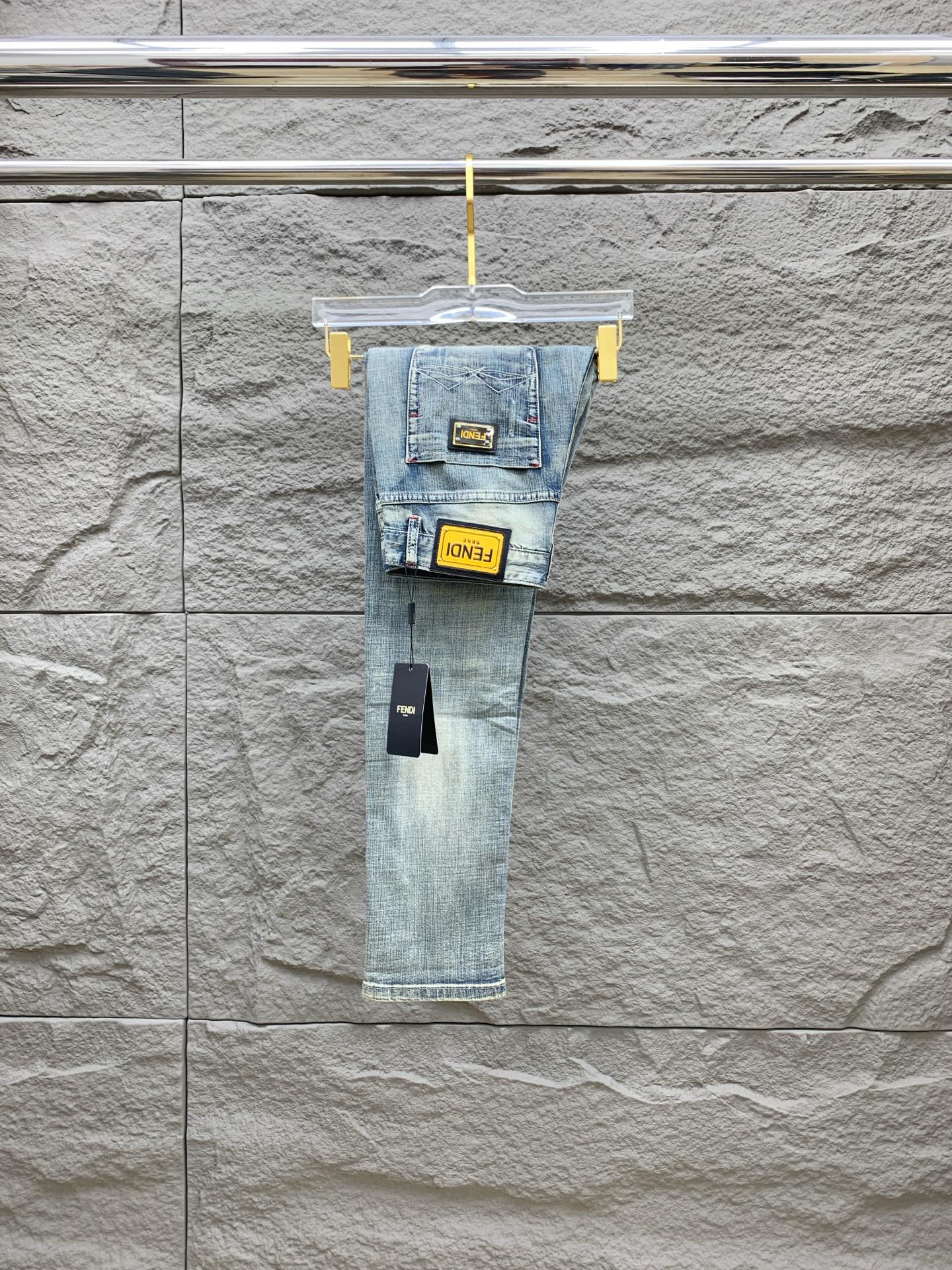 NO:153309,Fendi [New Product] is available for high-end exclusive sale. The 25SS four-season super-burning street-explosion series is the most exclusive and grandly launched. Original custom high-end quality fabric, customized hardware style slim-fitting tailoring, fabric with elasticity, micro-elastic upper body comfort, a must-have item!  Counter size 29-38 (no 35 no 37), fendi, jeans, alexander wang19860909芬迪【新品】高端独家发售 25SS四季款超燃炸街系列之最牛仔裤 独家隆重推出 原版定制高端品质面料 定制五金版型修身剪裁 面料带弹力 微弹上身舒适度超高 必爆单品！专柜尺码29-38（无35无37）,,fendi,jeans,alexander wang,Men's clothing