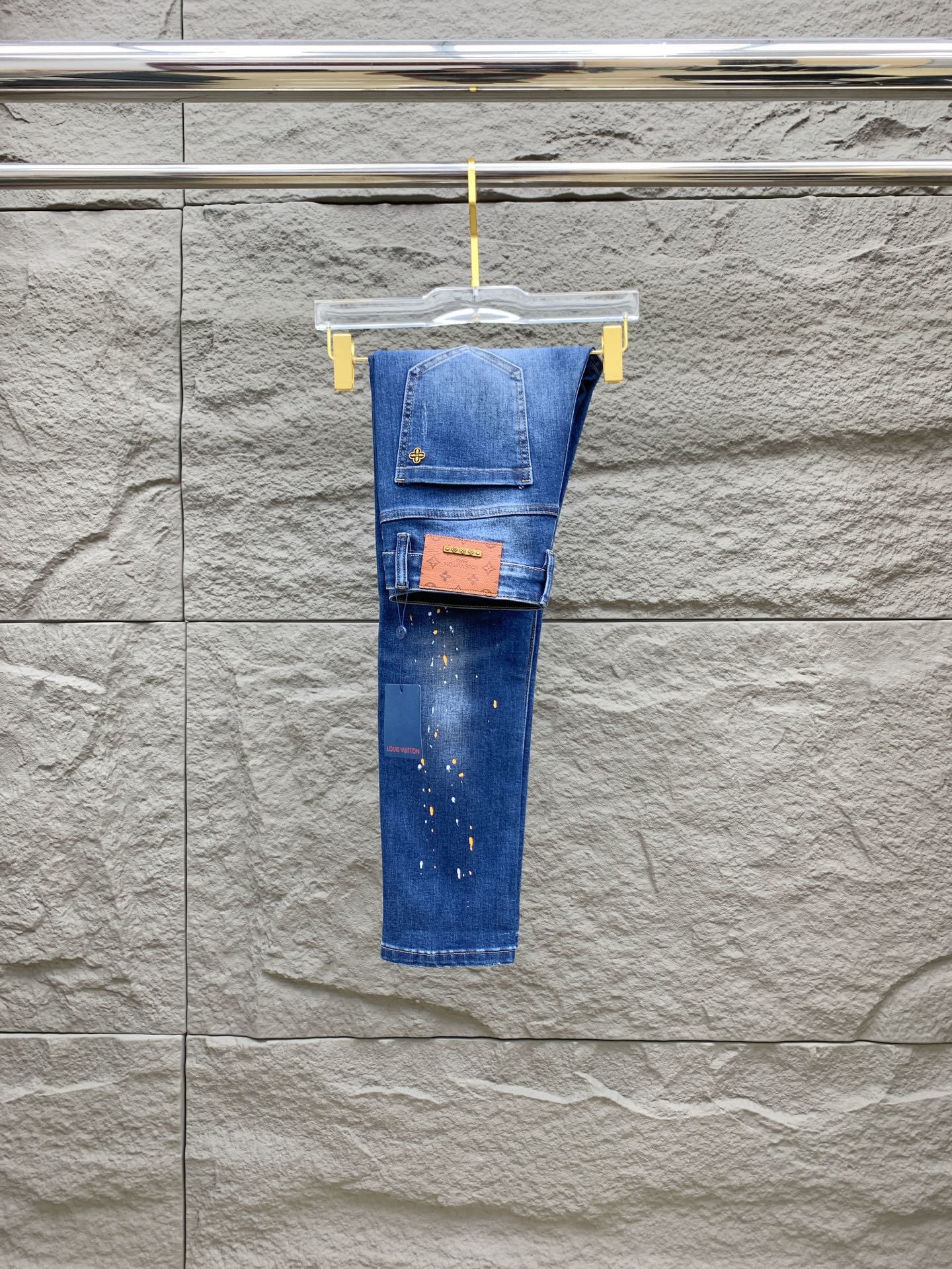 NO:153319,LV [New Product] is available for high-end exclusive sale. The 25SS four-season super-burning and explosive series of the most jeans. Exclusively launched. Original custom high-end quality fabric. Customized hardware style slim-fitting tailoring. The fabric has elasticity. The micro-elastic upper body is super comfortable. A must-have item!  Counter size 29-38 (no 35 no 37), louis vuitton, jeans, alexander wang19860909LV【新品】高端独家发售 25SS四季款超燃炸街系列之最牛仔裤 独家隆重推出 原版定制高端品质面料 定制五金版型修身剪裁 面料带弹力 微弹上身舒适度超高 必爆单品！专柜尺码29-38（无35无37）,,louis vuitton,jeans,alexander wang,Men's clothing