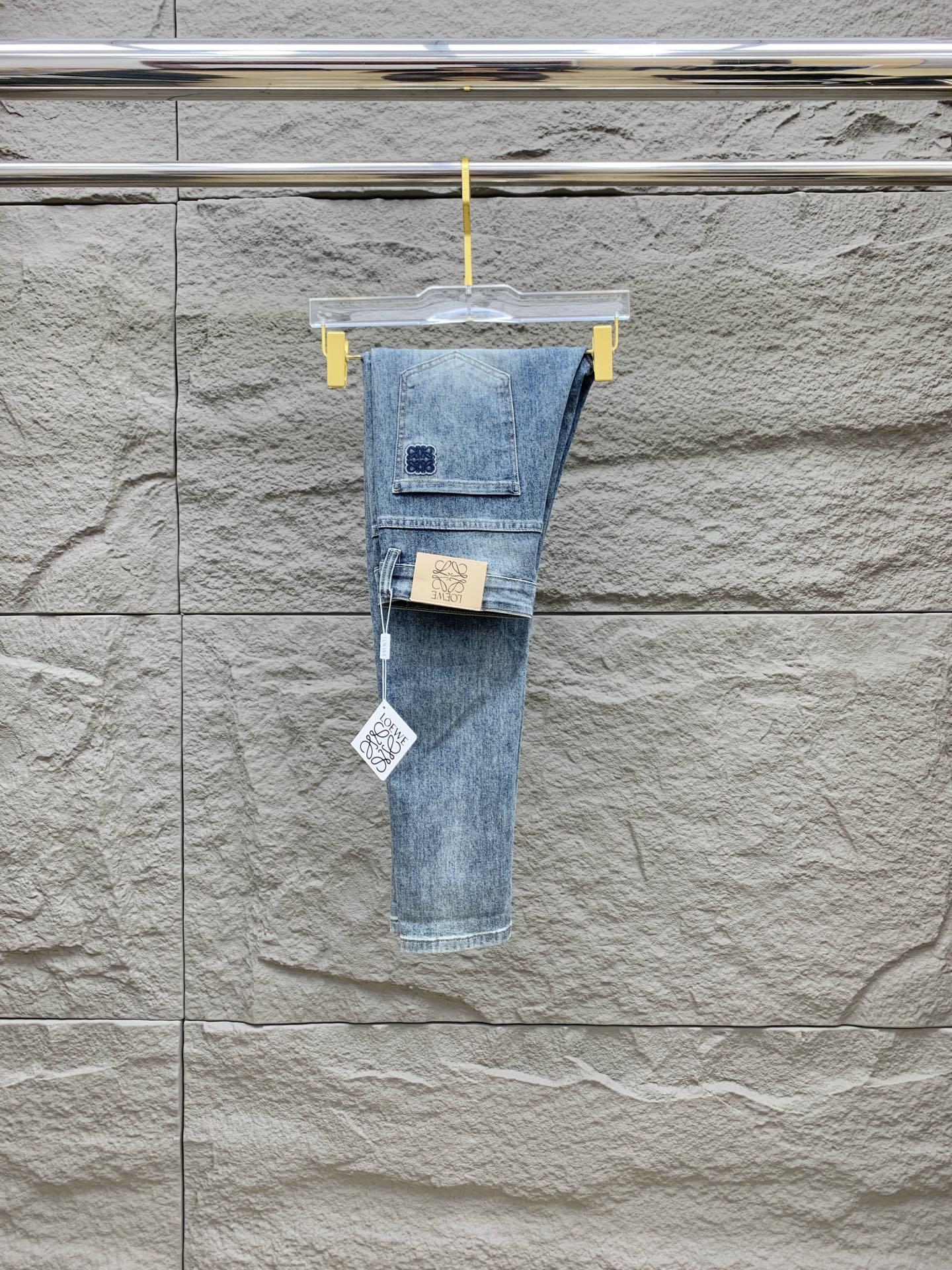 NO:153324,Luo Yiwei [New Product] is available for high-end exclusive sale. The 25SS four-season super-burning and explosive series of the most jeans. Exclusively launched. Original custom high-end quality fabric. Customized hardware style slim-fitting tailoring. The fabric has elasticity. The micro-elastic upper body is super comfortable. A must-have item!  Counter size 29-38 (no 35 no 37), loewe, jeans, alexander wang19860909罗意威【新品】高端独家发售 25SS四季款超燃炸街系列之最牛仔裤 独家隆重推出 原版定制高端品质面料 定制五金版型修身剪裁 面料带弹力 微弹上身舒适度超高 必爆单品！专柜尺码29-38（无35无37）,,loewe,jeans,alexander wang,Men's clothing