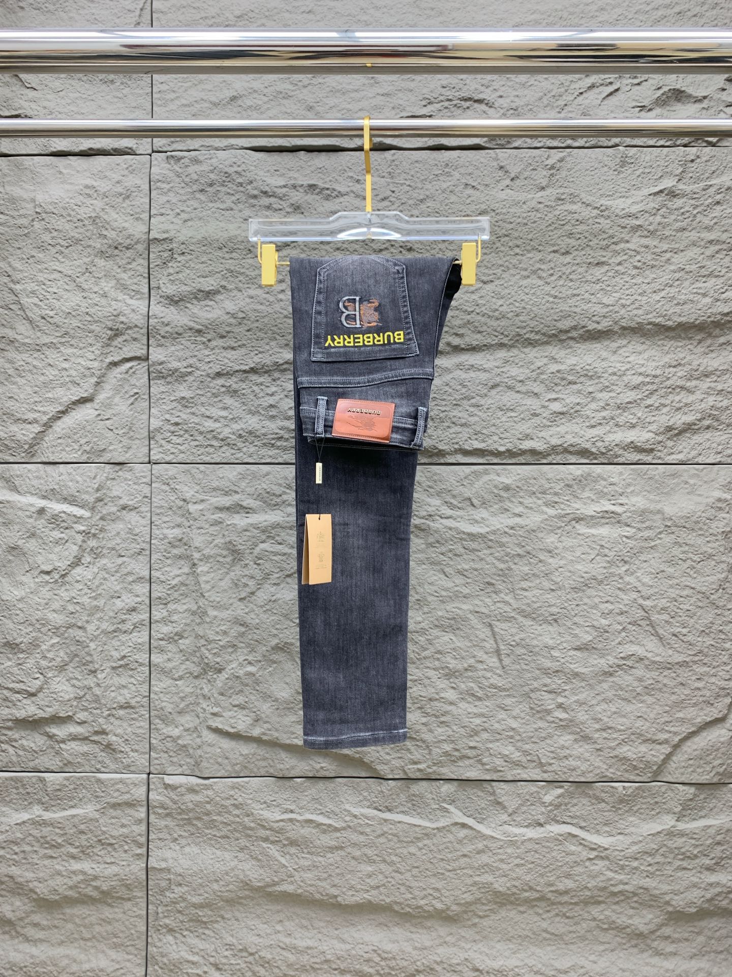 NO:153291,Burberry [New Product] is available for high-end exclusive sale. The 25SS four-season super-burning street-explosion series is the most exclusive and grandly launched. Original custom high-end quality fabric, customized hardware style slim-fitting tailoring, fabric with elasticity, micro-elastic upper body comfort, a must-have item!  Counter size 29-38 (no 35 no 37), Burberry, jeans, alexander wang19860909巴宝莉【新品】高端独家发售 25SS四季款超燃炸街系列之最牛仔裤 独家隆重推出 原版定制高端品质面料 定制五金版型修身剪裁 面料带弹力 微弹上身舒适度超高 必爆单品！专柜尺码29-38（无35无37）,,burberry,jeans,alexander wang,Men's clothing