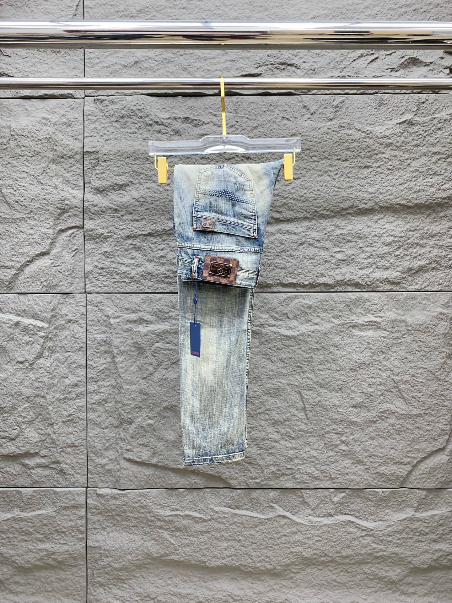 NO:153293,LV [New Product] is available for high-end exclusive sale. The 25SS four-season super-burning and explosive series of the most jeans. Exclusively launched. Original custom high-end quality fabric. Customized hardware style slim-fitting tailoring. The fabric has elasticity. The micro-elastic upper body is super comfortable. A must-have item!  Counter size 29-38 (no 35 no 37), louis vuitton, jeans, alexander wang19860909LV【新品】高端独家发售 25SS四季款超燃炸街系列之最牛仔裤 独家隆重推出 原版定制高端品质面料 定制五金版型修身剪裁 面料带弹力 微弹上身舒适度超高 必爆单品！专柜尺码29-38（无35无37）,,louis vuitton,jeans,alexander wang,Men's clothing