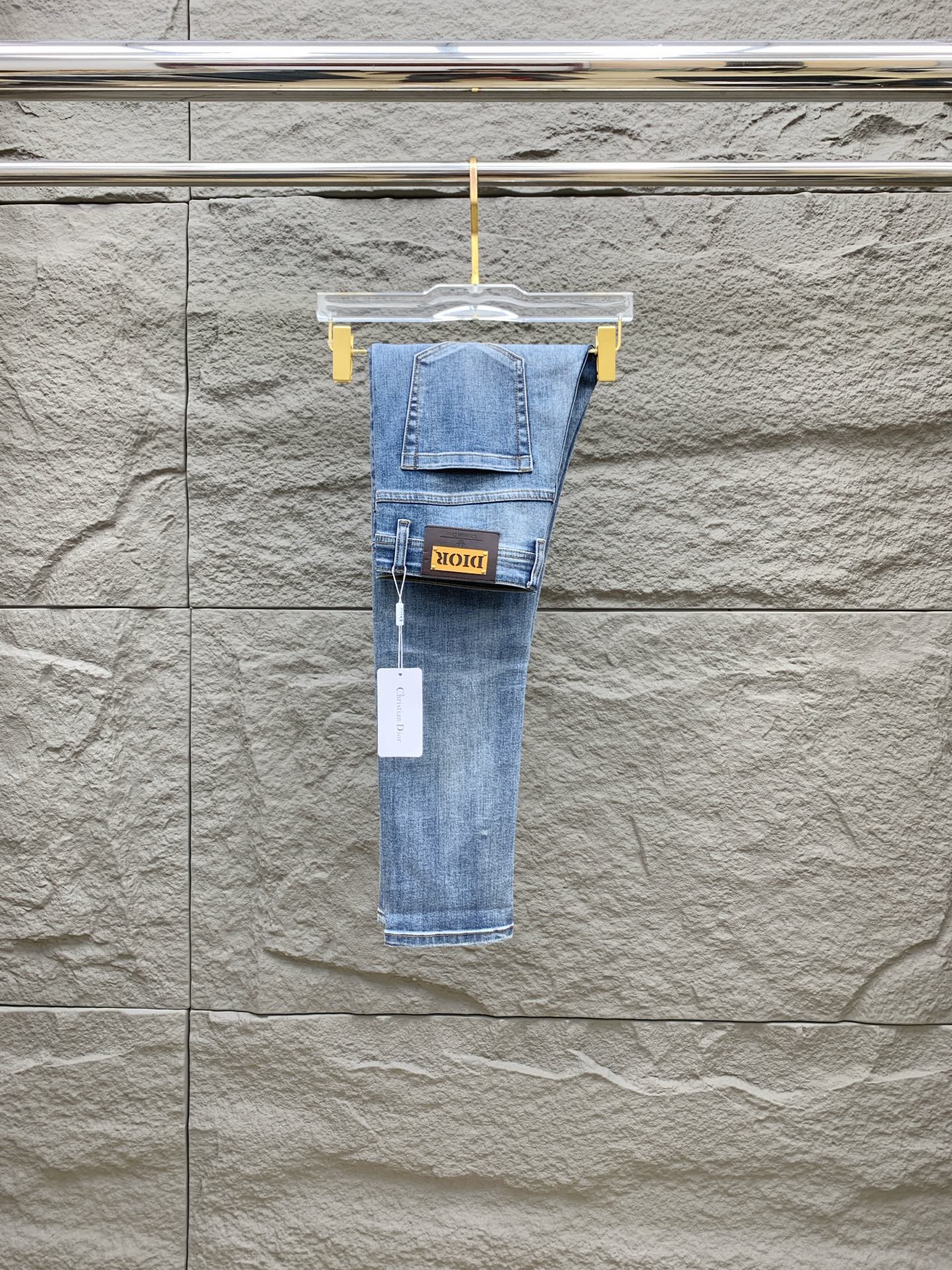 NO:153297,Dior [New Product] is available for high-end exclusive sale. The 25SS four-season super-burning street-explosion series is the most exclusive and grandly launched. Original custom high-end quality fabric, customized hardware style slim-fitting tailoring, fabric with elasticity, micro-elastic upper body comfort, a must-have item!  Counter size 29-38 (no 35 no 37), Dior, jeans, alexander wang19860909迪奥【新品】高端独家发售 25SS四季款超燃炸街系列之最牛仔裤 独家隆重推出 原版定制高端品质面料 定制五金版型修身剪裁 面料带弹力 微弹上身舒适度超高 必爆单品！专柜尺码29-38（无35无37）,,dior,jeans,alexander wang,Men's clothing