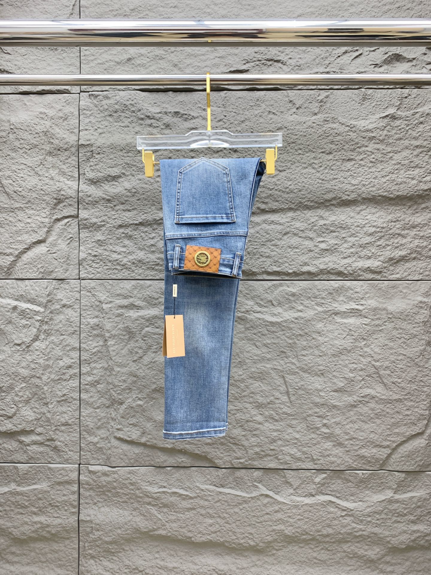 NO:153302,Burberry [New Product] is available for high-end exclusive sale. The 25SS four-season super-burning street-explosion series is the most exclusive and grandly launched. Original custom high-end quality fabric, customized hardware style slim-fitting tailoring, fabric with elasticity, micro-elastic upper body comfort, a must-have item!  Counter size 29-38 (no 35 no 37), Burberry, jeans, alexander wang19860909巴宝莉【新品】高端独家发售 25SS四季款超燃炸街系列之最牛仔裤 独家隆重推出 原版定制高端品质面料 定制五金版型修身剪裁 面料带弹力 微弹上身舒适度超高 必爆单品！专柜尺码29-38（无35无37）,,burberry,jeans,alexander wang,Men's clothing