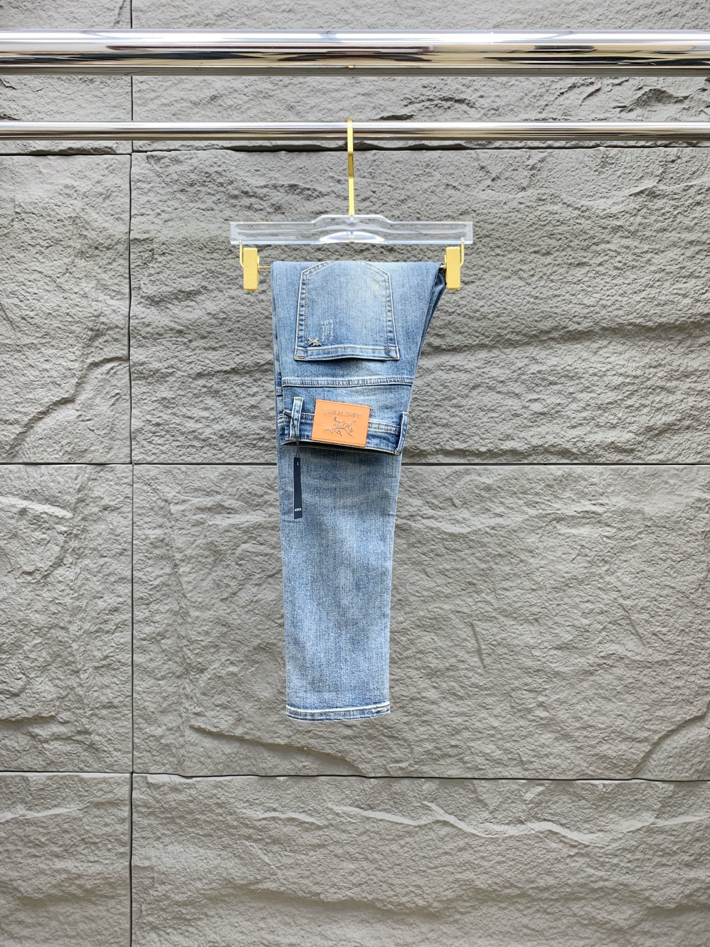 NO:153318,Archaeopteryx [New Product] is available for high-end exclusive sale. The 25SS four-season super-burning and explosive series of the most jeans. Exclusively launched. Original custom high-end quality fabric. Customized hardware style slim-fitting tailoring. The fabric has elasticity. The micro-elastic upper body is super comfortable. A must-have item!  Counter size 29-38 (no 35 no 37), arc'teryx, jeans, alexander wang19860909始祖鸟【新品】高端独家发售 25SS四季款超燃炸街系列之最牛仔裤 独家隆重推出 原版定制高端品质面料 定制五金版型修身剪裁 面料带弹力 微弹上身舒适度超高 必爆单品！专柜尺码29-38（无35无37）,arc'teryx,jeans,alexander wang,Men's clothing