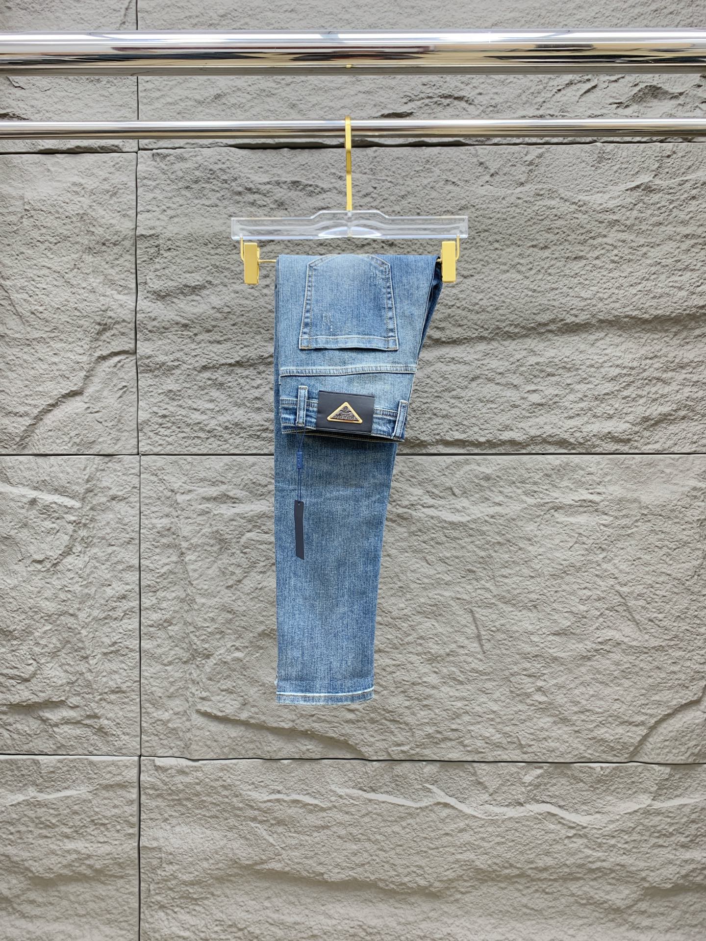 NO:153323,Prada [New Product] is available for high-end exclusive sale. The 25SS four-season super-burning street-explosion series is the most exclusive and grandly launched. Original custom high-end quality fabric, customized hardware style slim-fitting tailoring, fabric with elasticity, micro-elastic upper body comfort, a must-have item!  Counter size 29-38 (no 35 no 37), prada, jeans, alexander wang19860909普拉达【新品】高端独家发售 25SS四季款超燃炸街系列之最牛仔裤 独家隆重推出 原版定制高端品质面料 定制五金版型修身剪裁 面料带弹力 微弹上身舒适度超高 必爆单品！专柜尺码29-38（无35无37）,,prada,jeans,alexander wang,Men's clothing