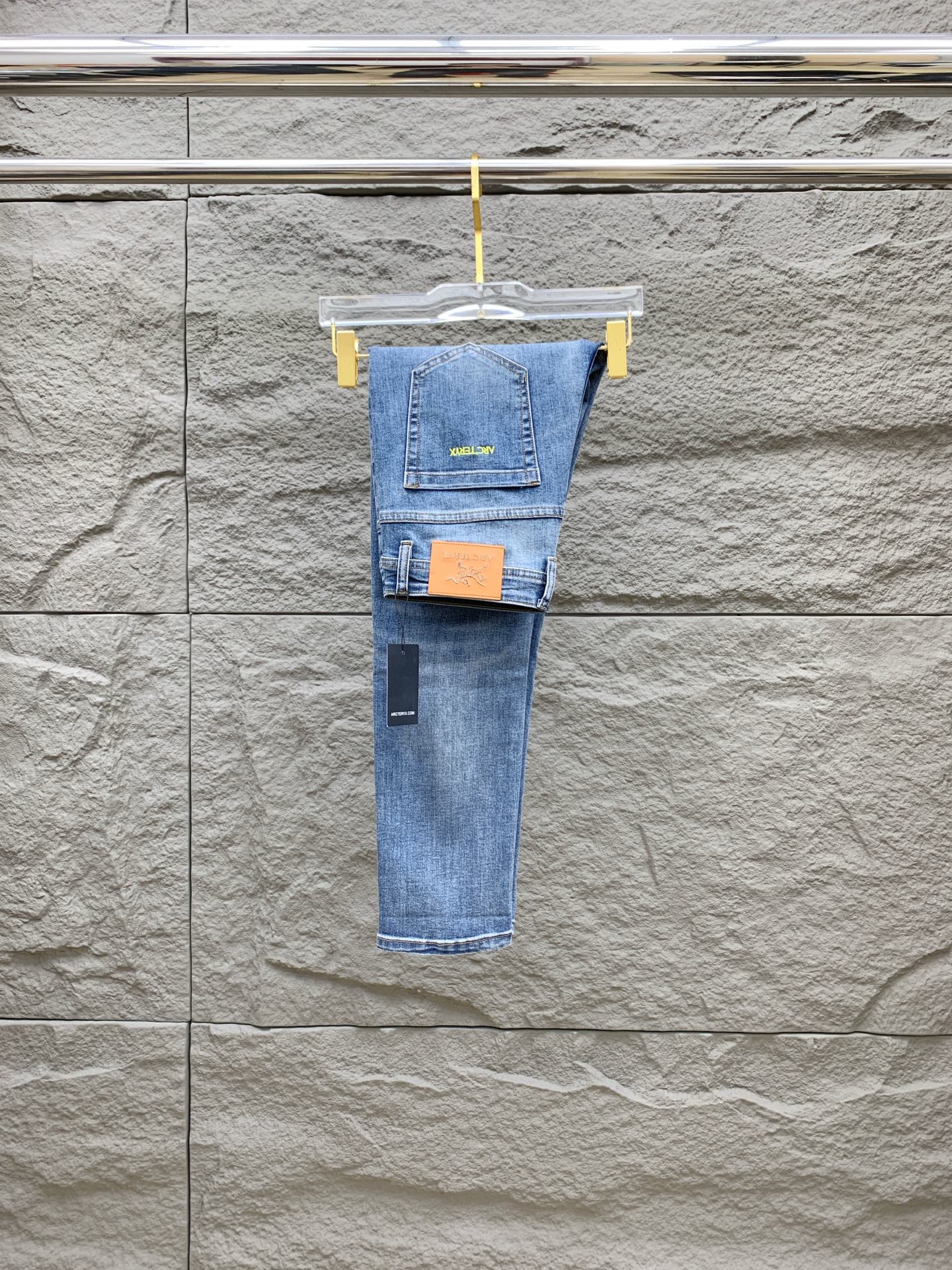 NO:153328,Archaeopteryx [New Product] is available for high-end exclusive sale. The 25SS four-season super-burning and explosive series of the most jeans. Exclusively launched. Original custom high-end quality fabric. Customized hardware style slim-fitting tailoring. The fabric has elasticity. The micro-elastic upper body is super comfortable. A must-have item!  Counter size 29-38 (no 35 no 37), arc'teryx, jeans, alexander wang19860909始祖鸟【新品】高端独家发售 25SS四季款超燃炸街系列之最牛仔裤 独家隆重推出 原版定制高端品质面料 定制五金版型修身剪裁 面料带弹力 微弹上身舒适度超高 必爆单品！专柜尺码29-38（无35无37）,arc'teryx,jeans,alexander wang,Men's clothing