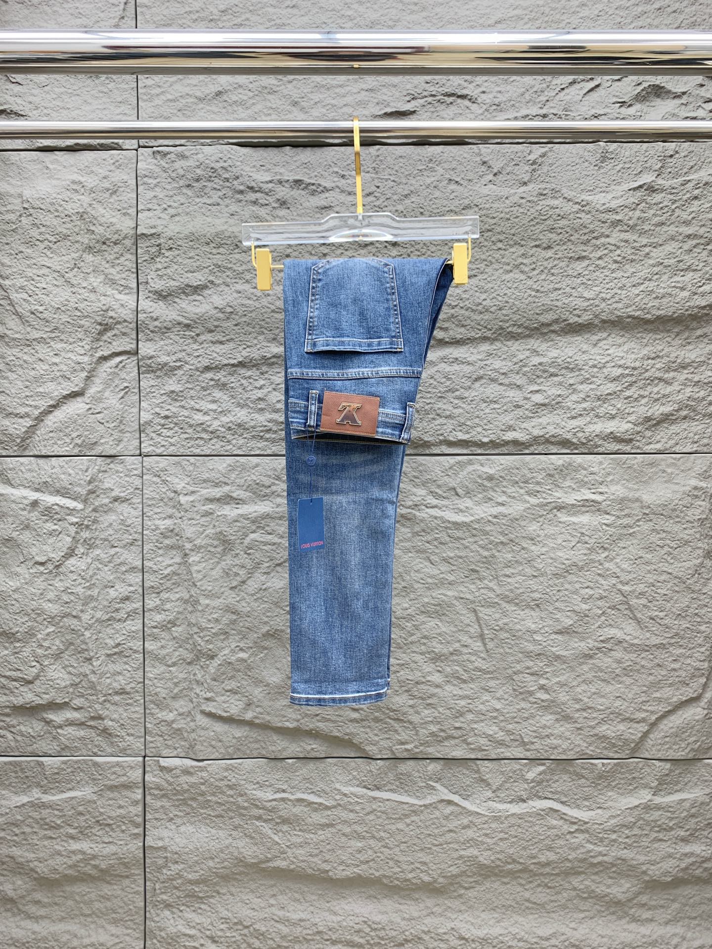 NO:153333,LV [New Product] is available for high-end exclusive sale. The 25SS four-season super-burning and explosive series of the most jeans. Exclusively launched. Original custom high-end quality fabric. Customized hardware style slim-fitting tailoring. The fabric has elasticity. The micro-elastic upper body is super comfortable. A must-have item!  Counter size 29-38 (no 35 no 37), louis vuitton, jeans, alexander wang19860909LV【新品】高端独家发售 25SS四季款超燃炸街系列之最牛仔裤 独家隆重推出 原版定制高端品质面料 定制五金版型修身剪裁 面料带弹力 微弹上身舒适度超高 必爆单品！专柜尺码29-38（无35无37）,,louis vuitton,jeans,alexander wang,Men's clothing