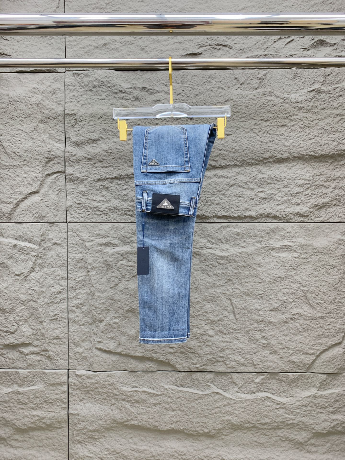 NO:153340,Prada [New Product] is available for high-end exclusive sale. The 25SS four-season super-burning street-explosion series is the most exclusive and grandly launched. Original custom high-end quality fabric, customized hardware style slim-fitting tailoring, fabric with elasticity, micro-elastic upper body comfort, a must-have item!  Counter size 29-38 (no 35 no 37), prada, jeans, alexander wang19860909普拉达【新品】高端独家发售 25SS四季款超燃炸街系列之最牛仔裤 独家隆重推出 原版定制高端品质面料 定制五金版型修身剪裁 面料带弹力 微弹上身舒适度超高 必爆单品！专柜尺码29-38（无35无37）,,prada,jeans,alexander wang,Men's clothing